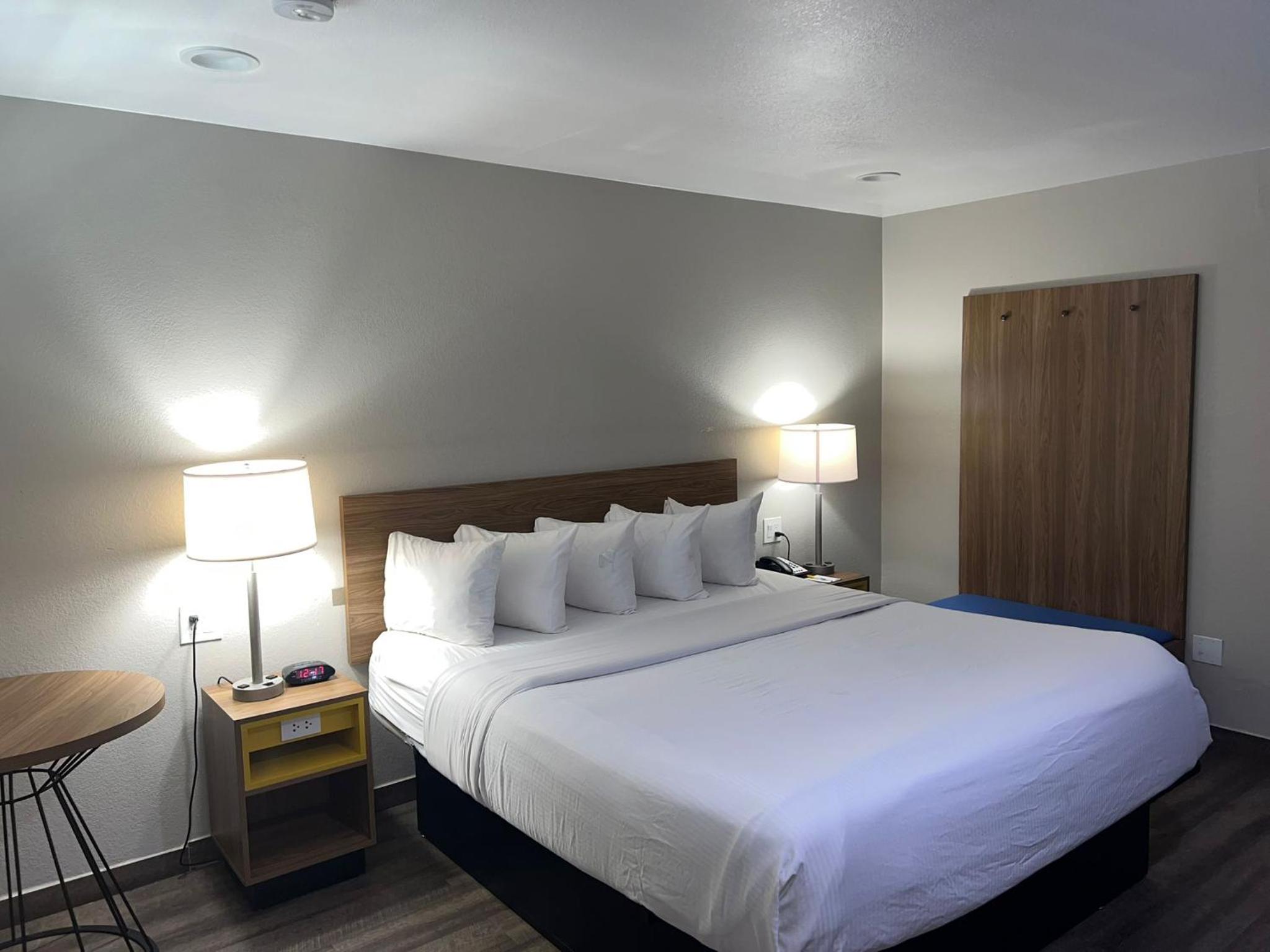 King Room - Mobility Access/Non-Smoking photo 2