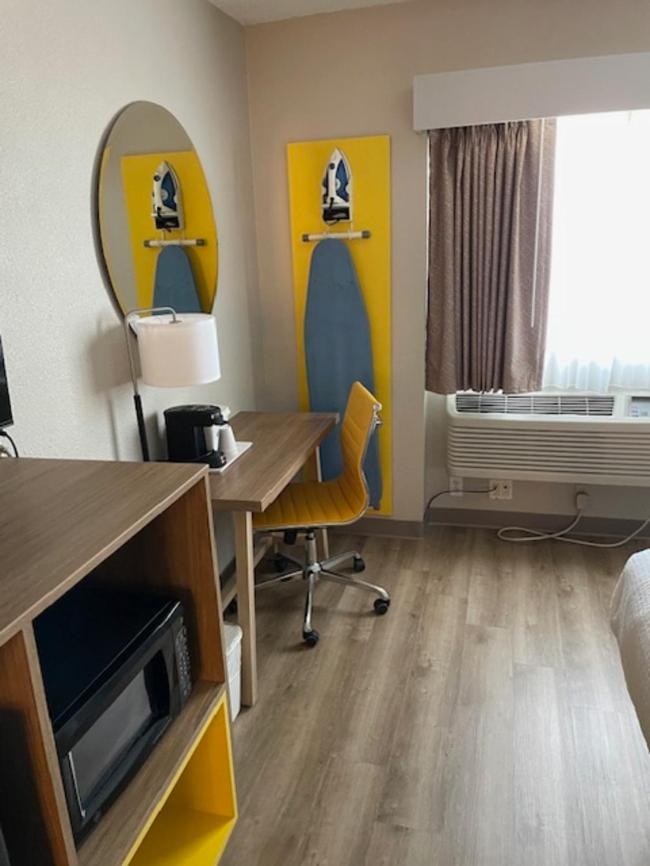King Room - Non-Smoking - Photo 3