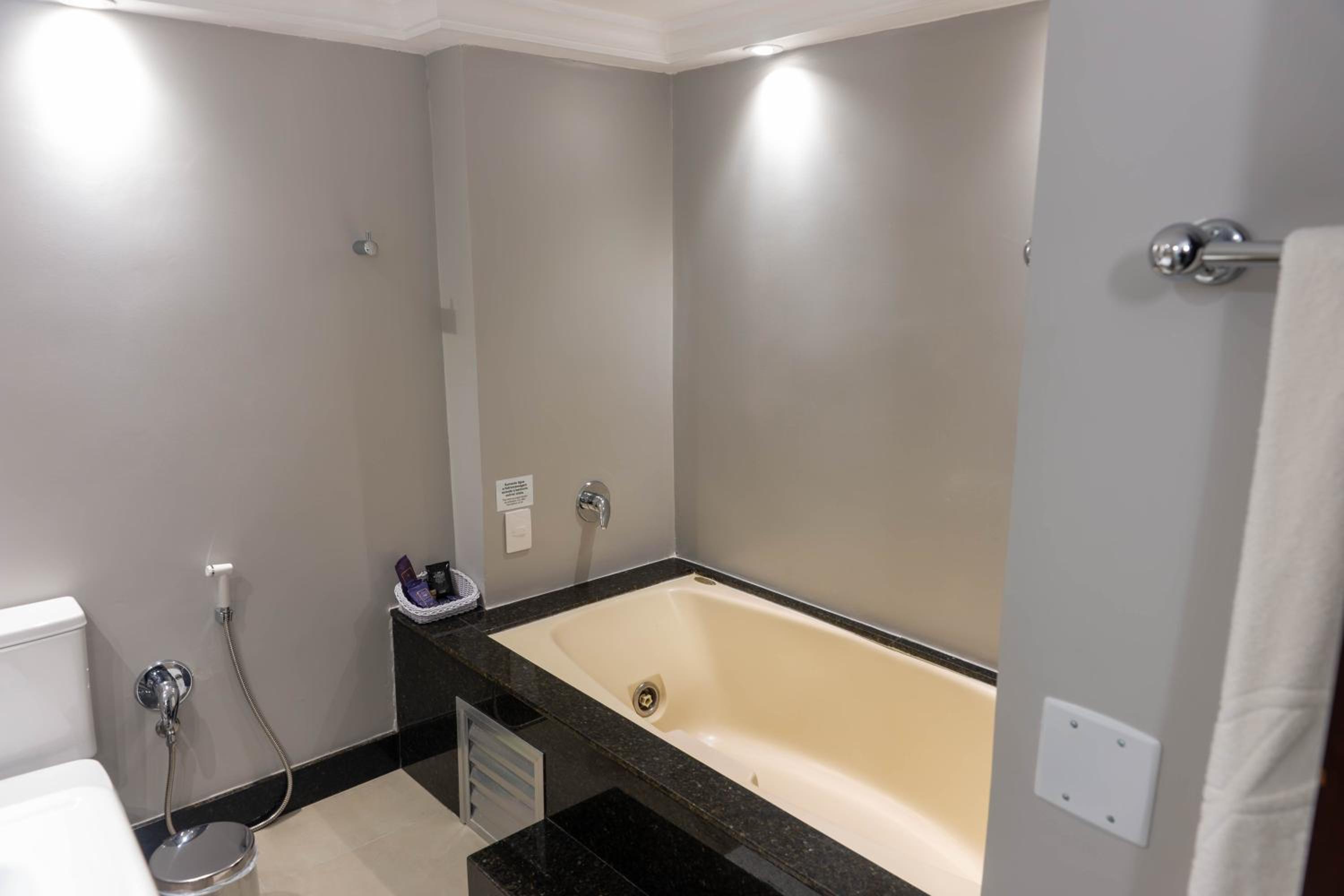 Executive Suite with Double Bed - Photo 17