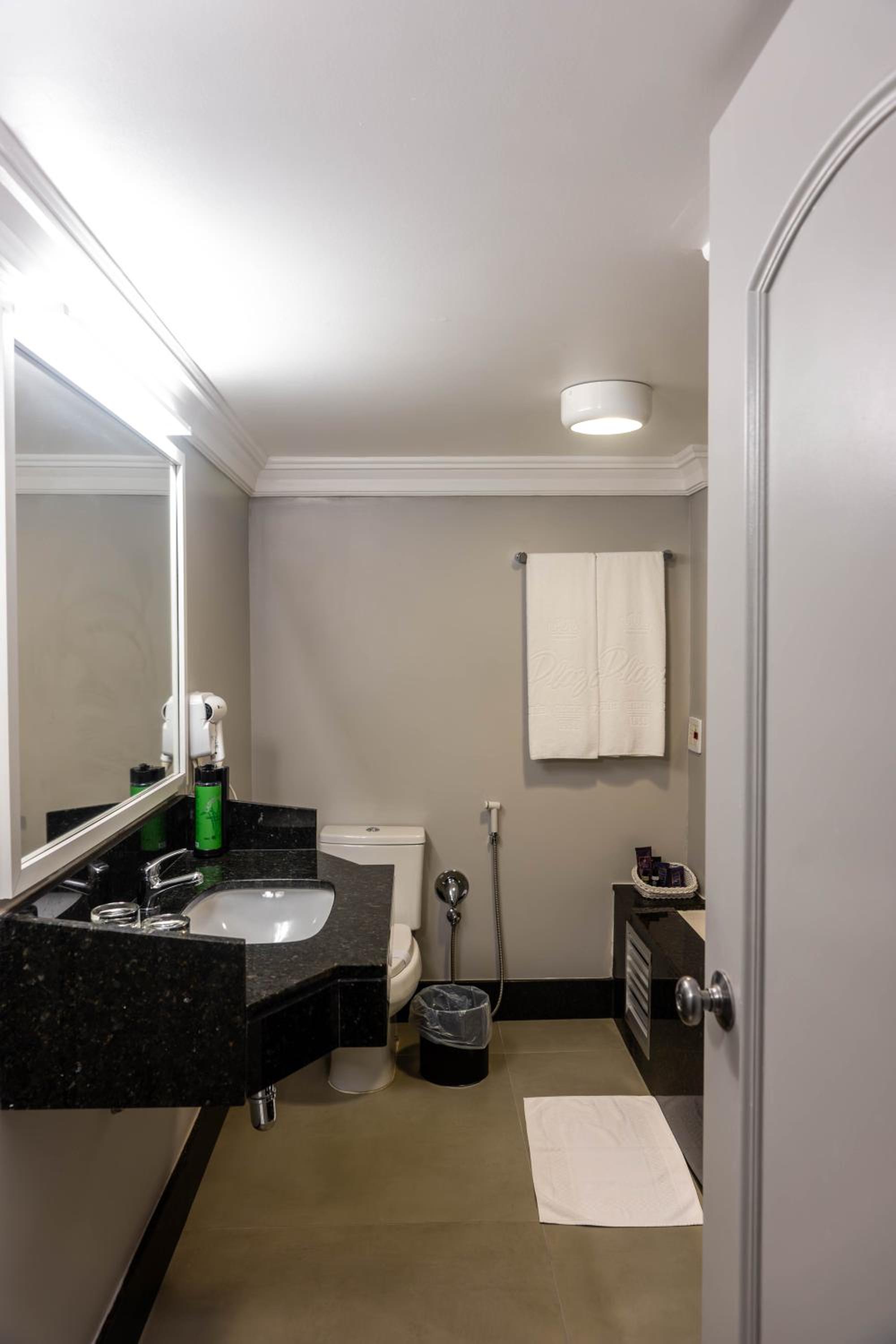 Executive Suite with Double Bed - Photo 16