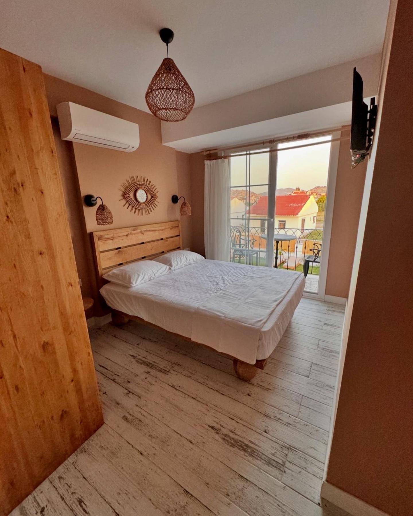 Deluxe Room with Balcony photo 1