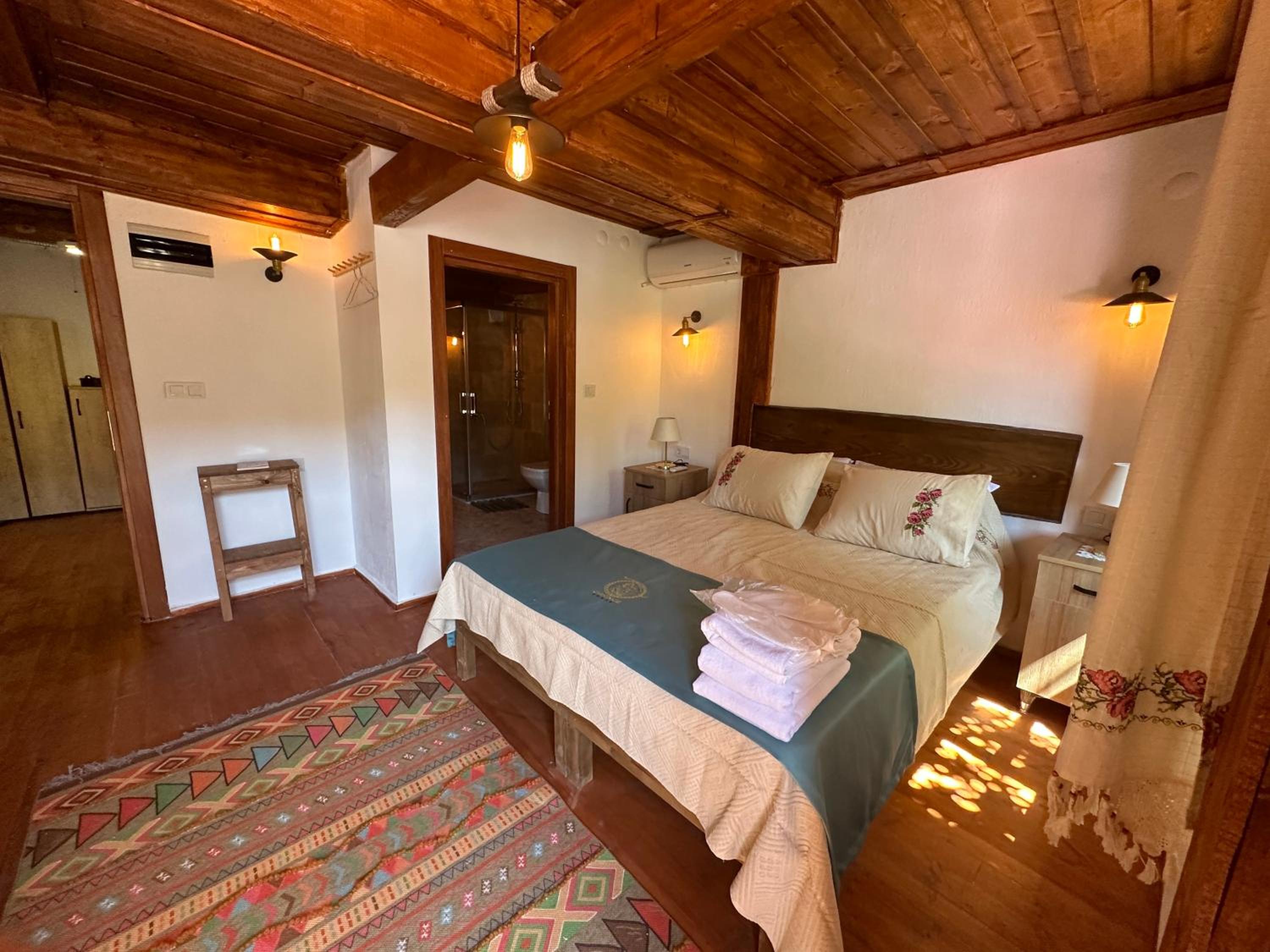 Large Double Room photo 2