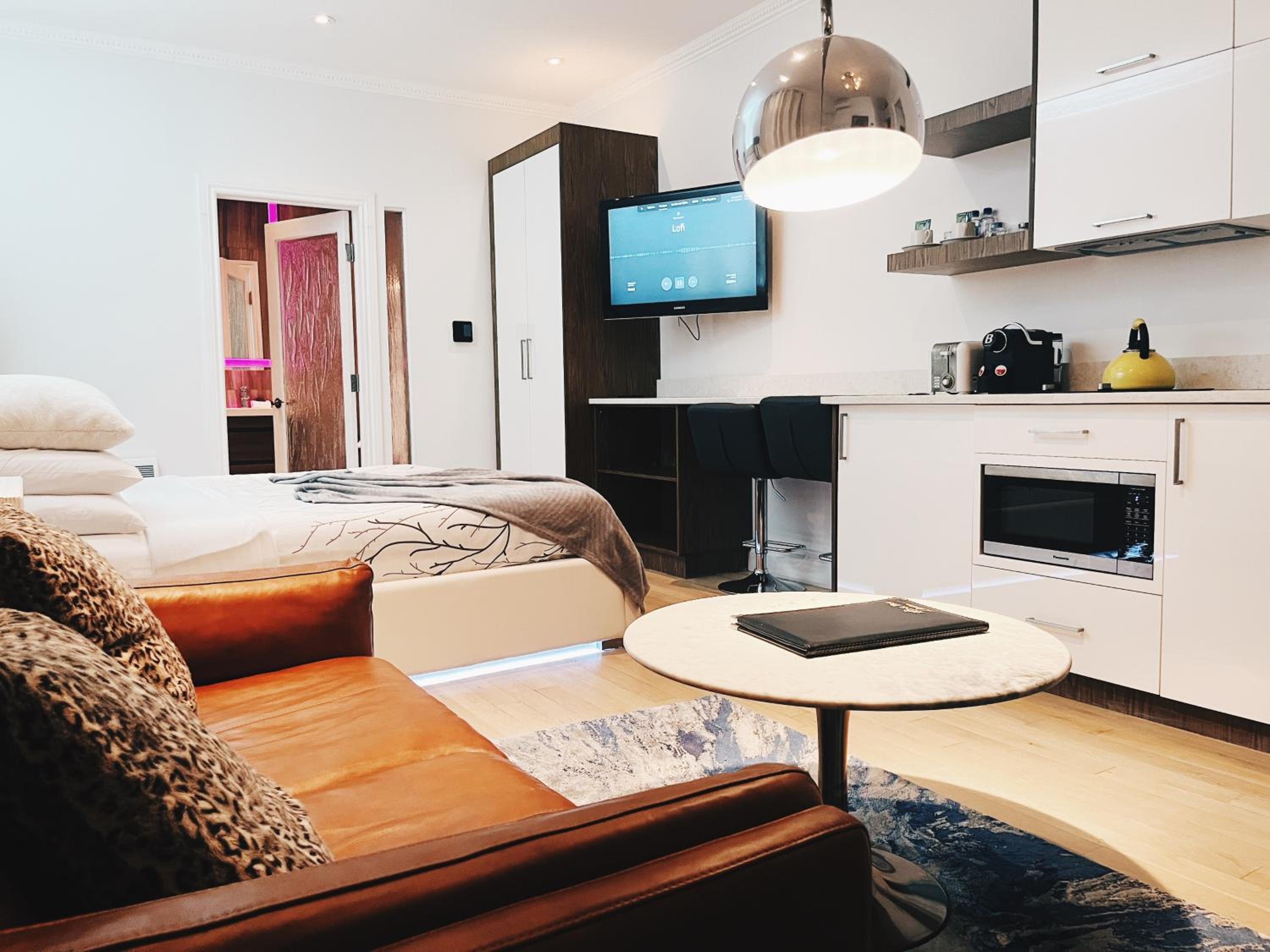 Junior Suite with One King Bed - Photo 8