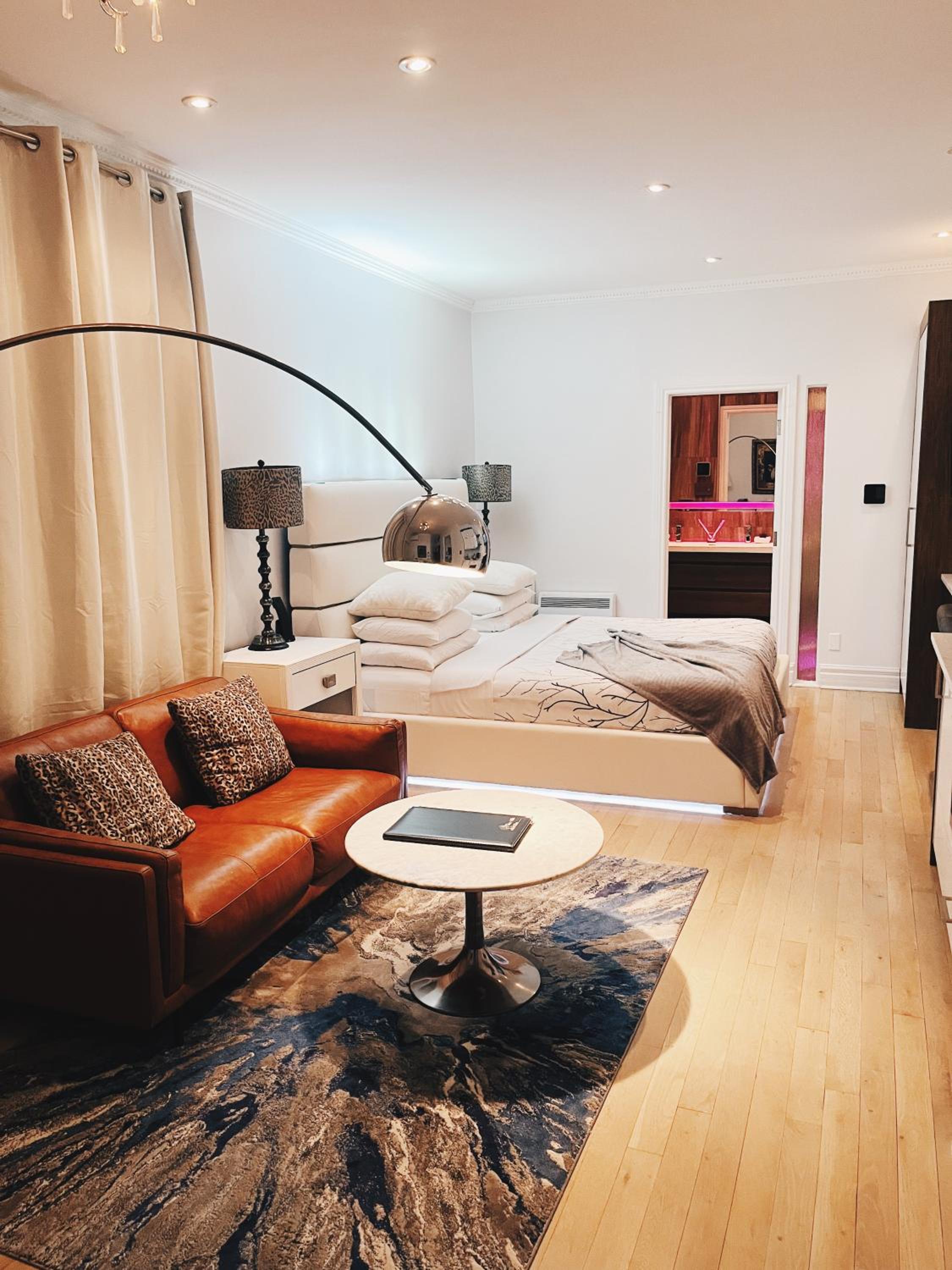 Junior Suite with One King Bed - Photo 6