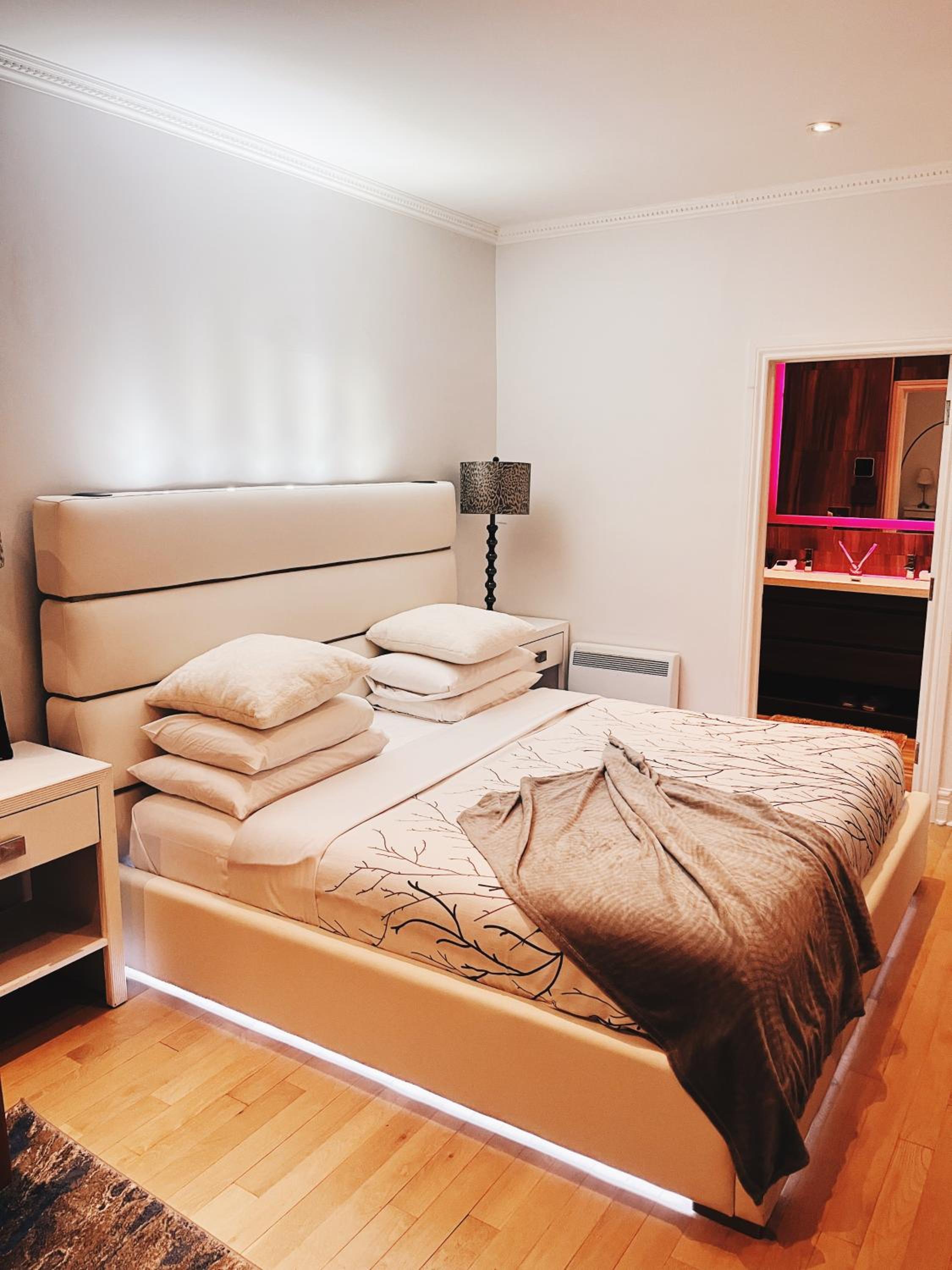 Junior Suite with One King Bed - Photo 4