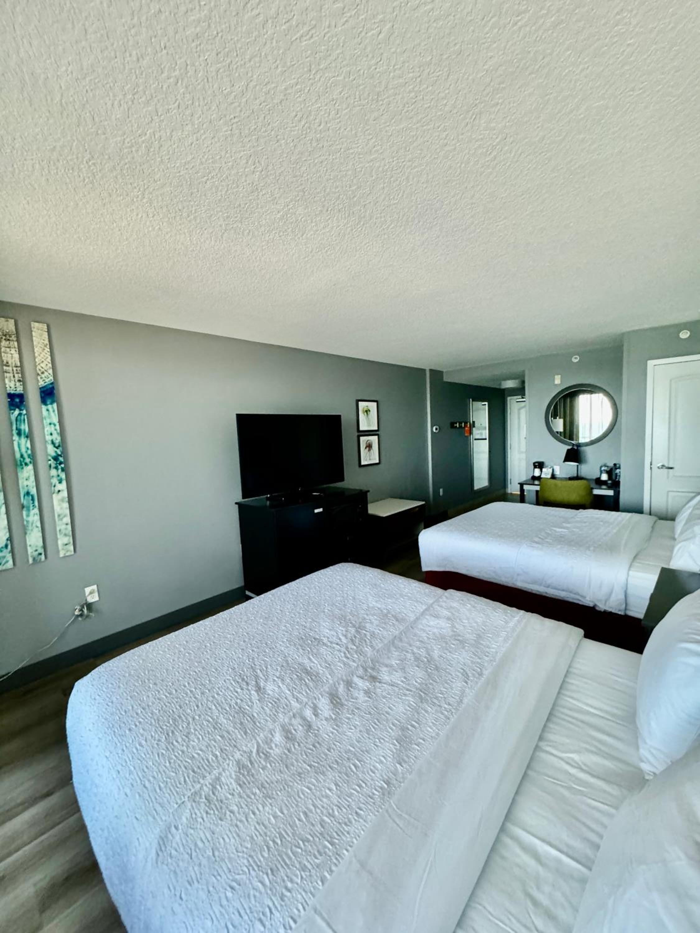 Queen Room with Oceanfront - High Floor - Photo 4