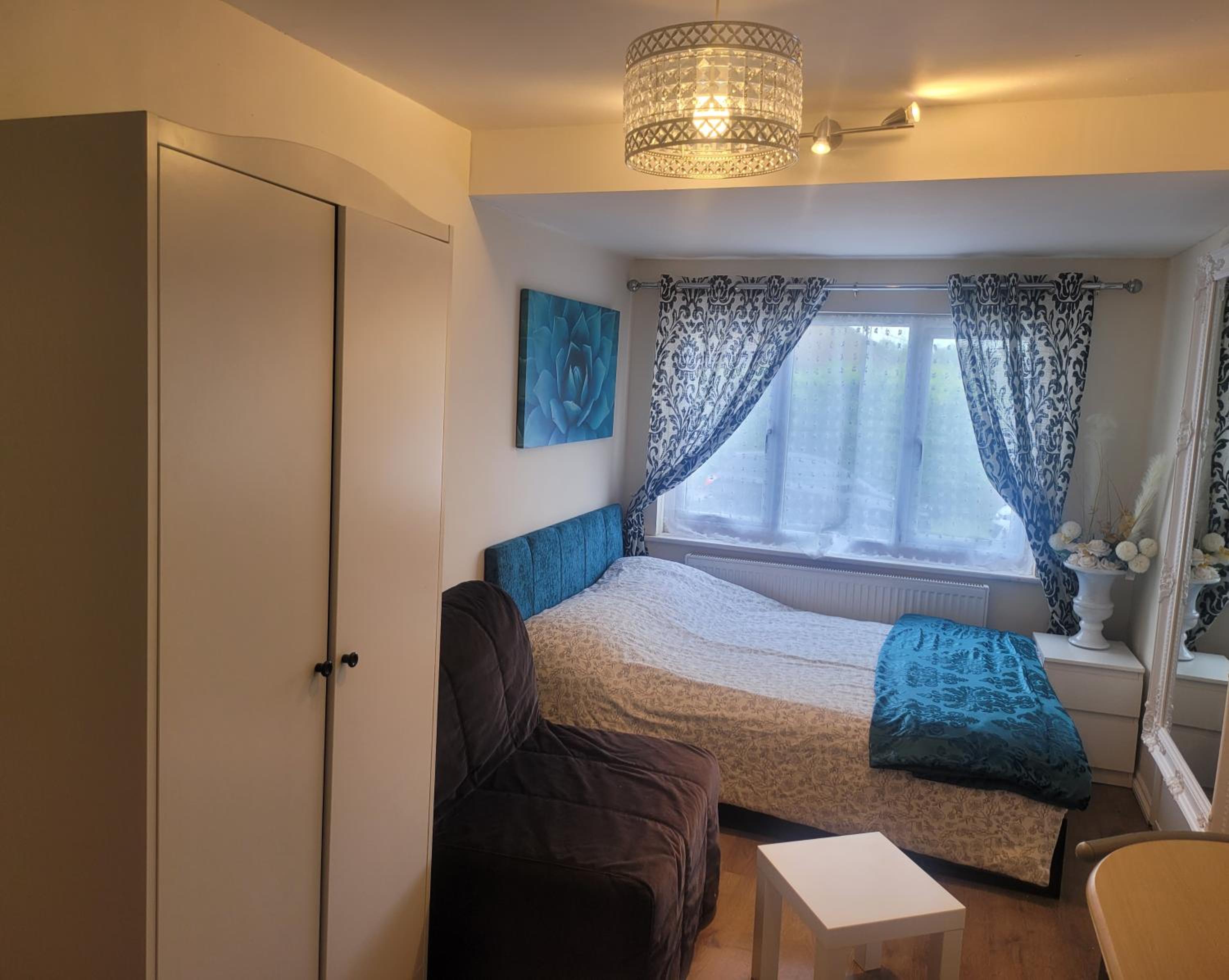 One-Bedroom Apartment photo 1