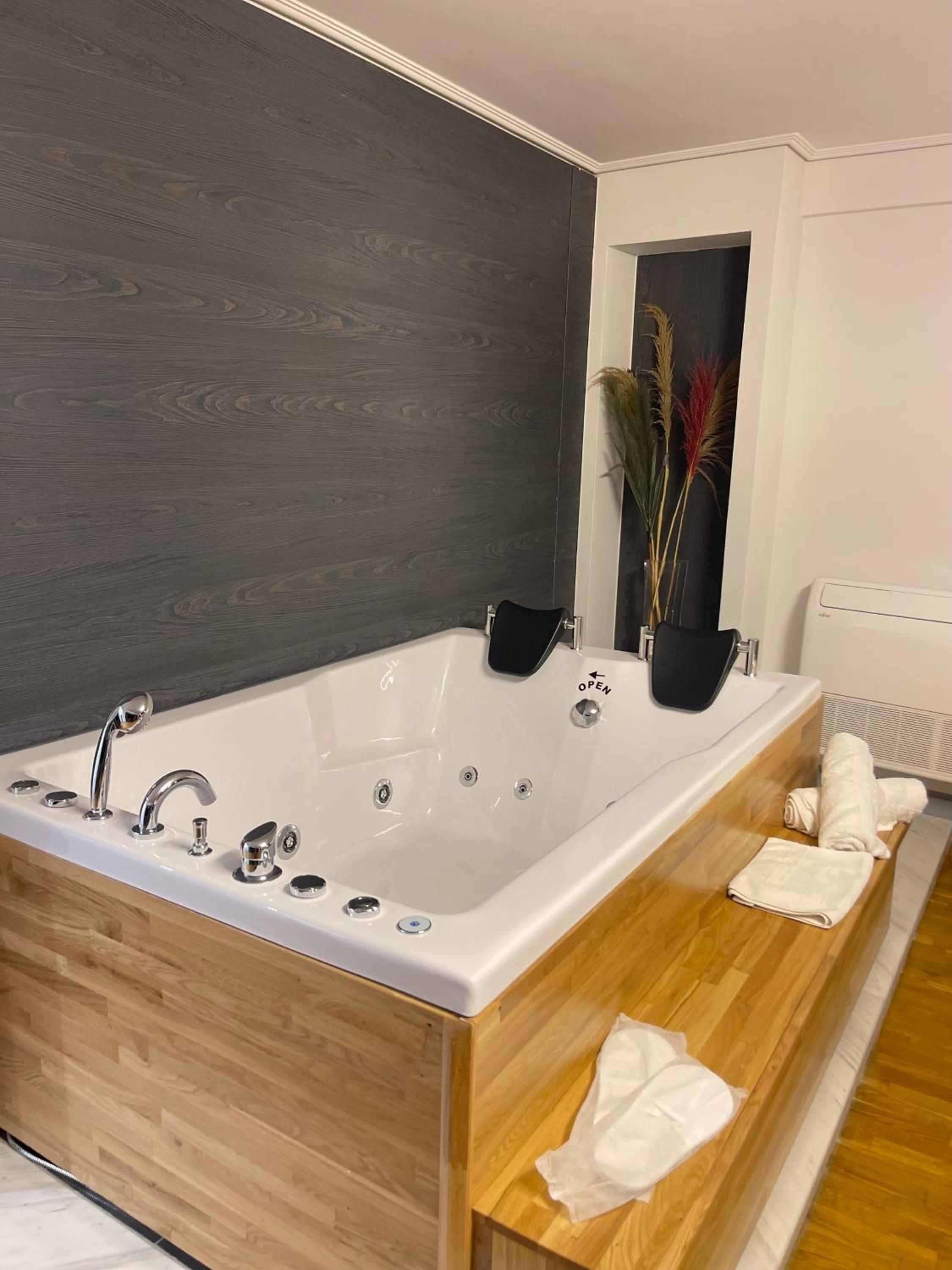 Suite with Hot Tub photo 2