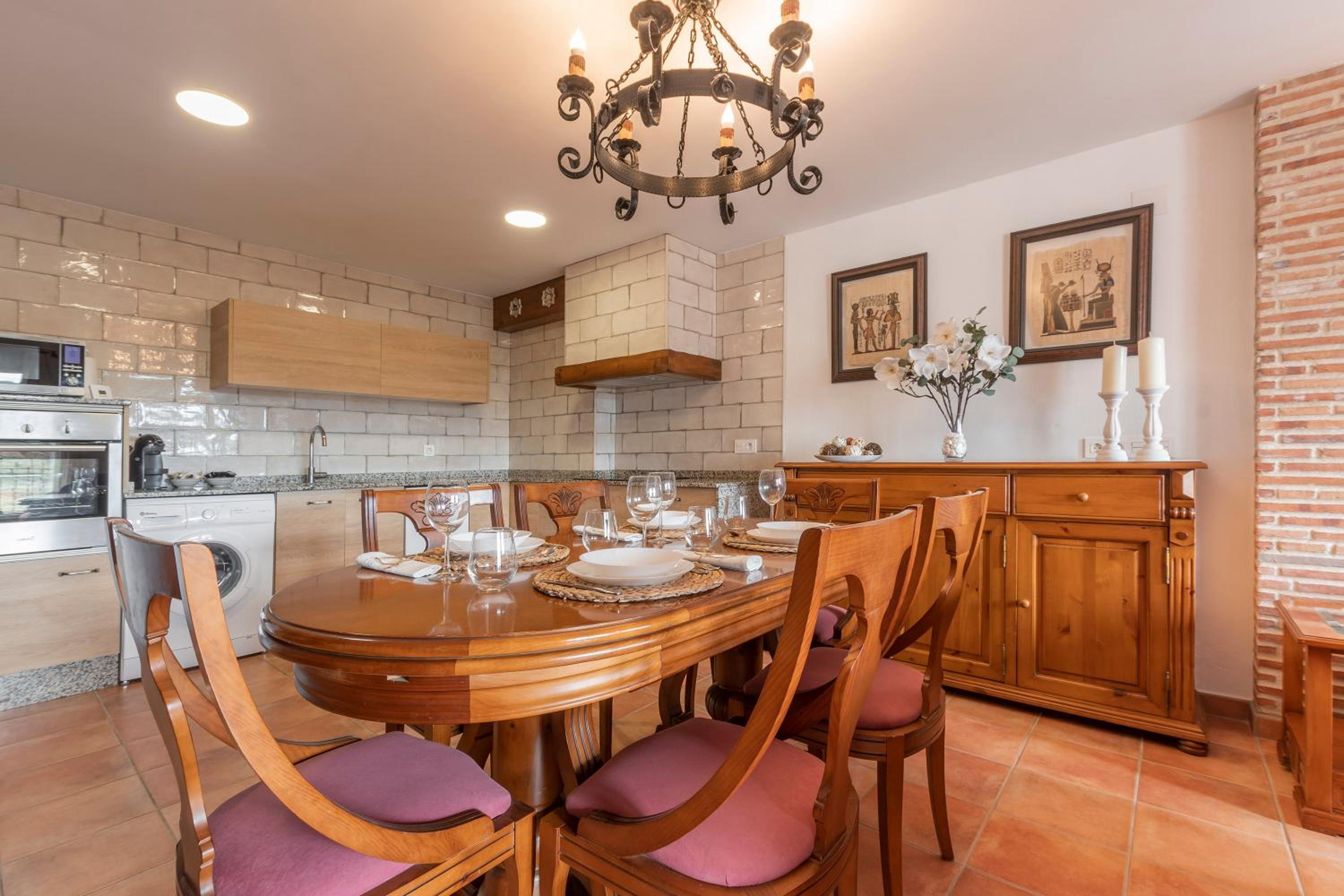 Eight-Bedroom House photo 2