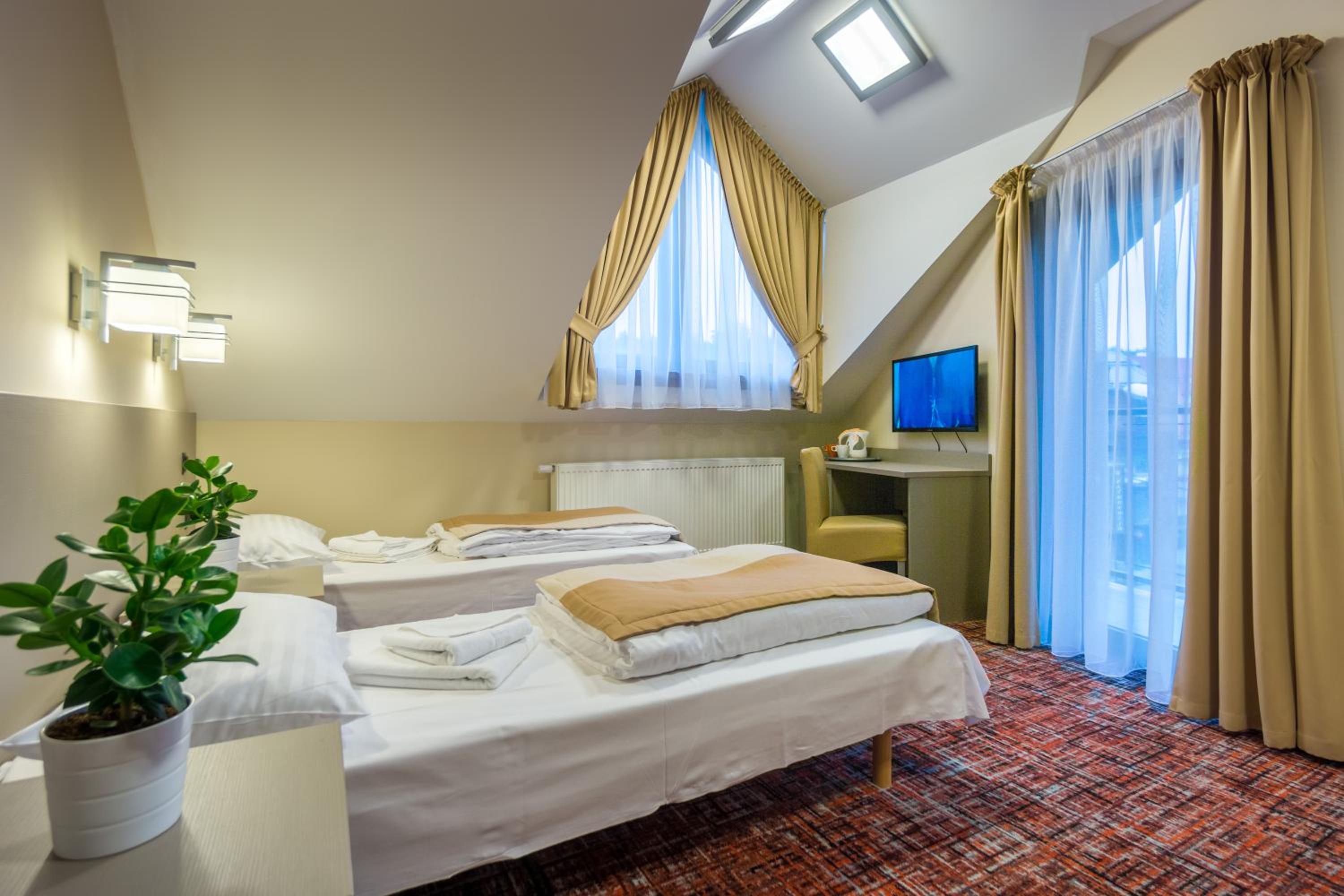 Double or Twin Room - Photo 6