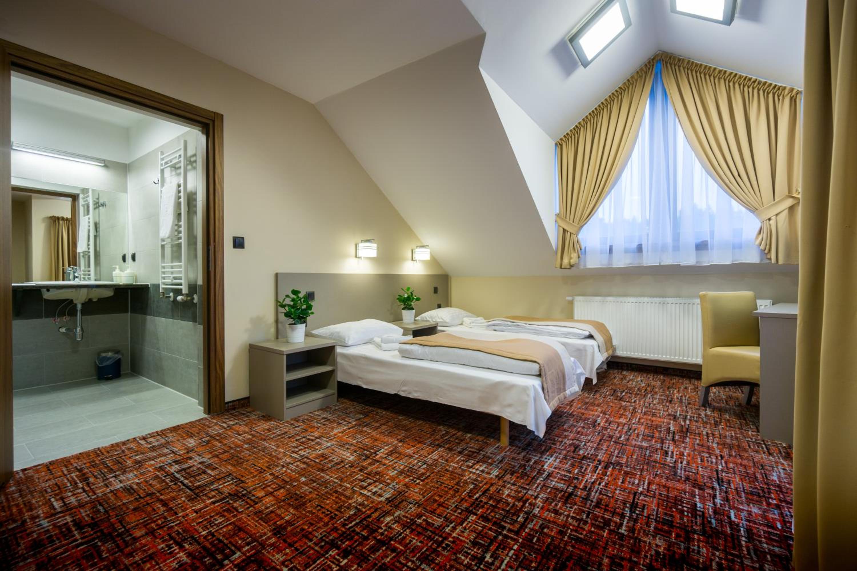 Double or Twin Room - Photo 5