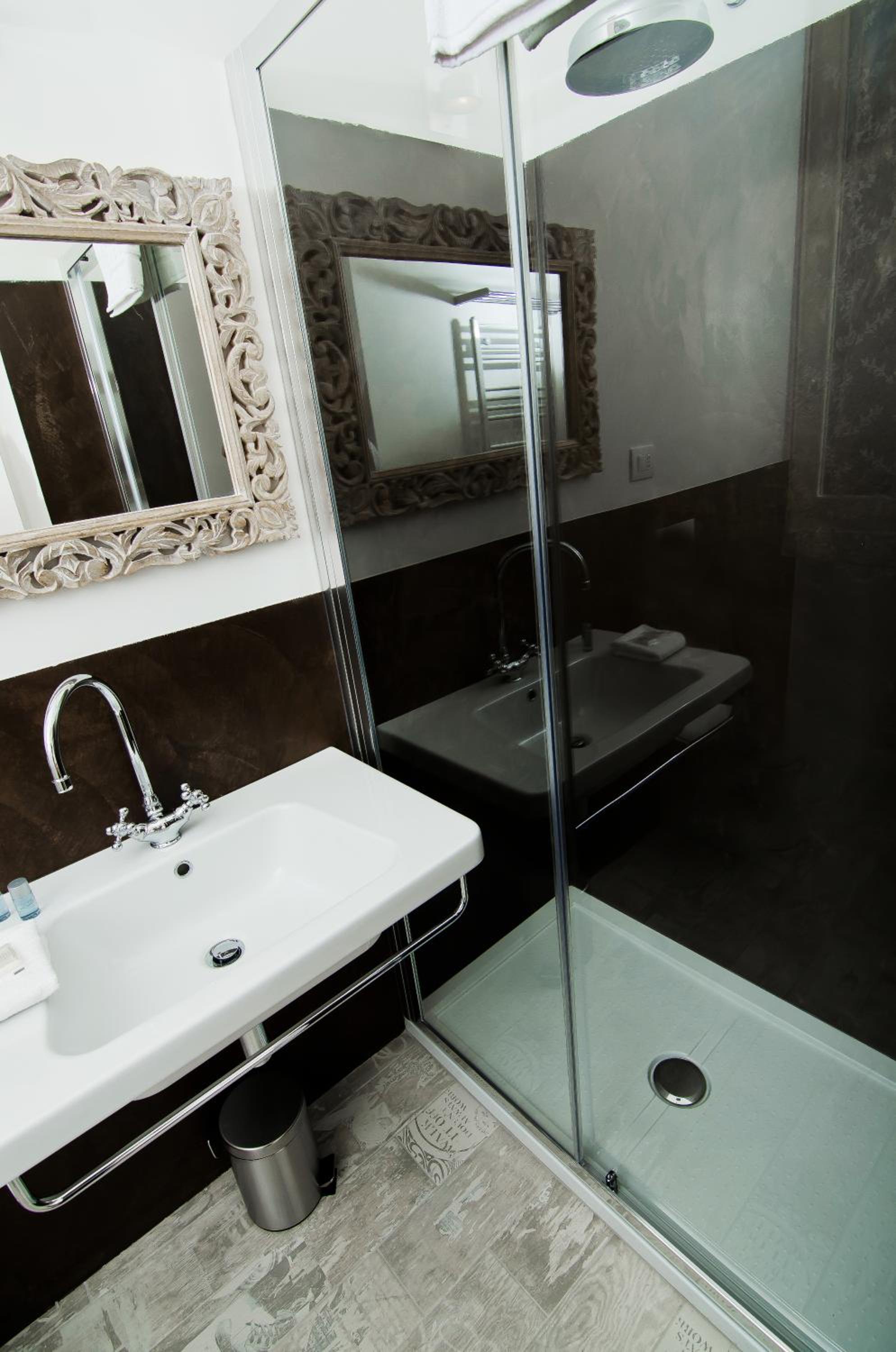Double or Twin Room with Bathroom - Photo 4