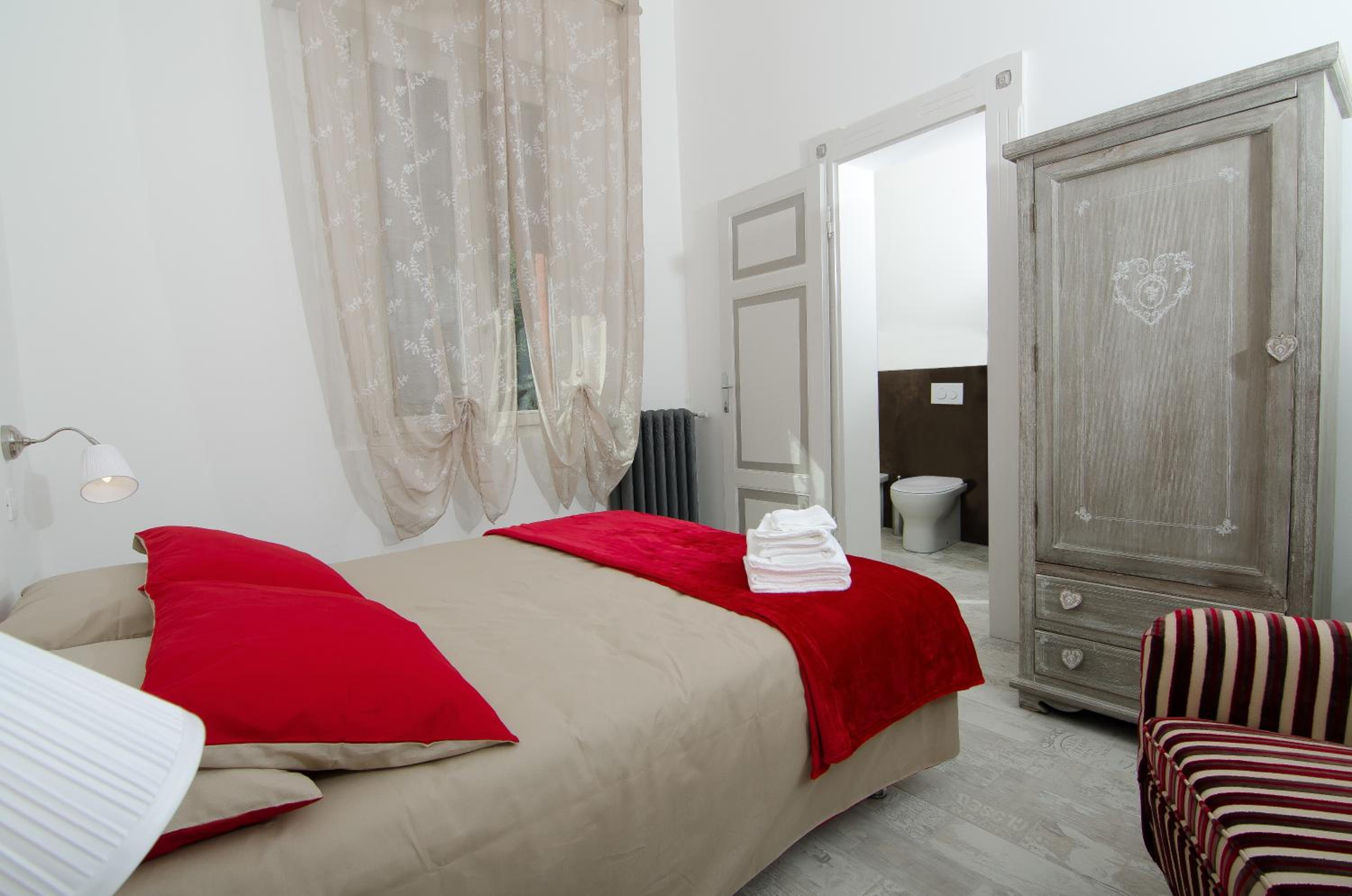 Double or Twin Room with Bathroom - Photo 1