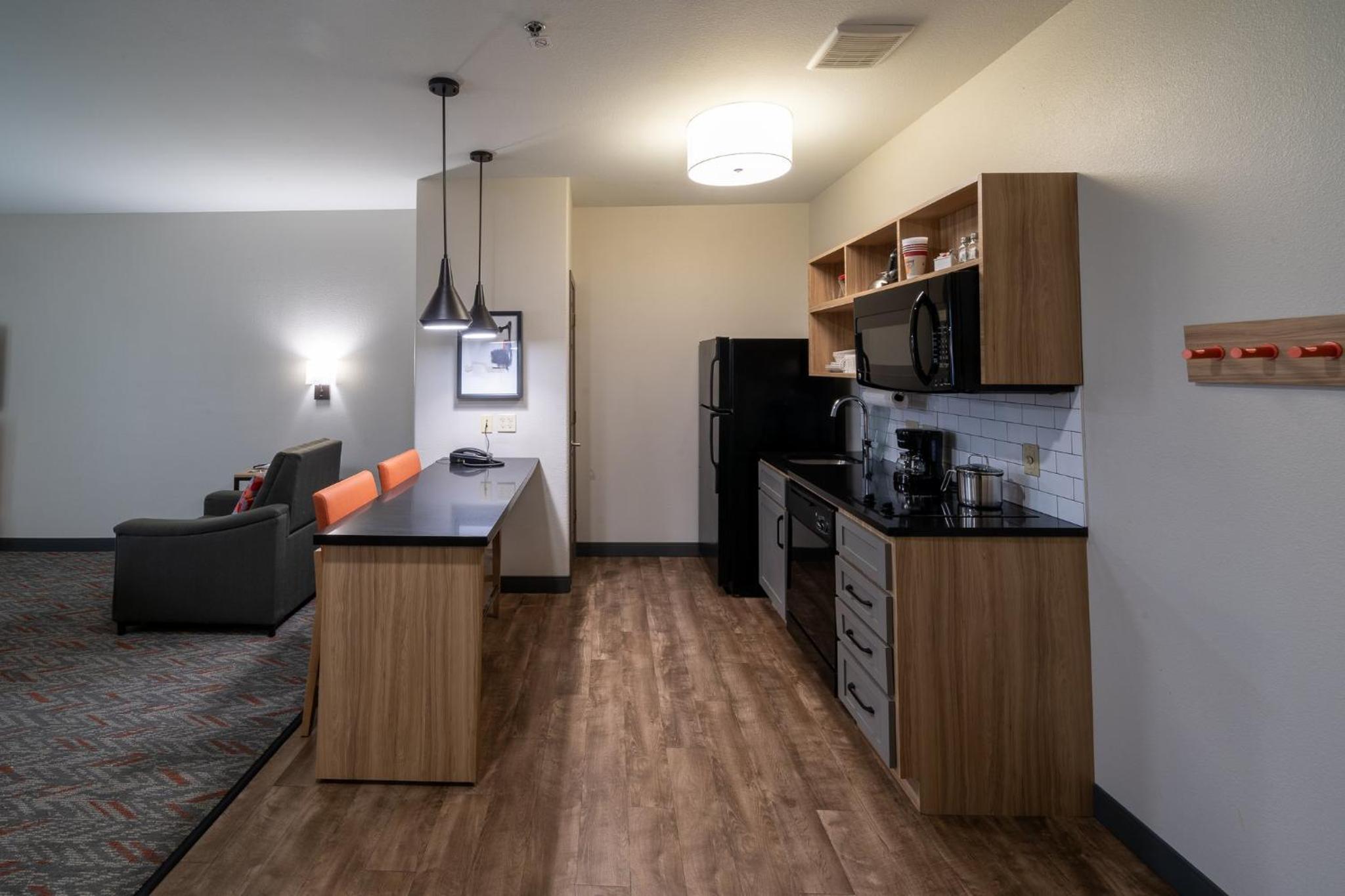 One-Bedroom Queen Suite - Photo 2