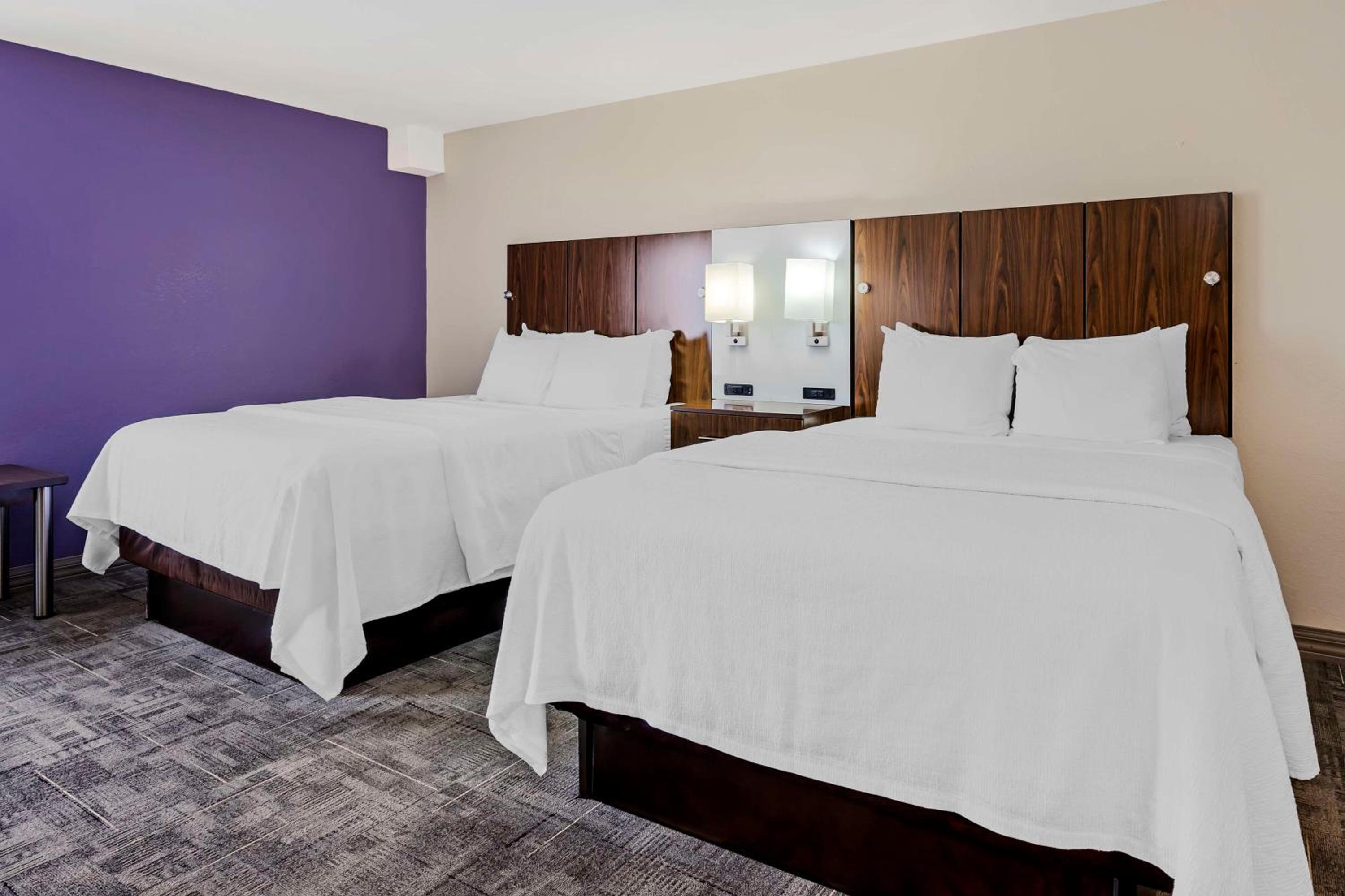 Queen Room with Two Queen Beds - Non-Smoking - Photo 1