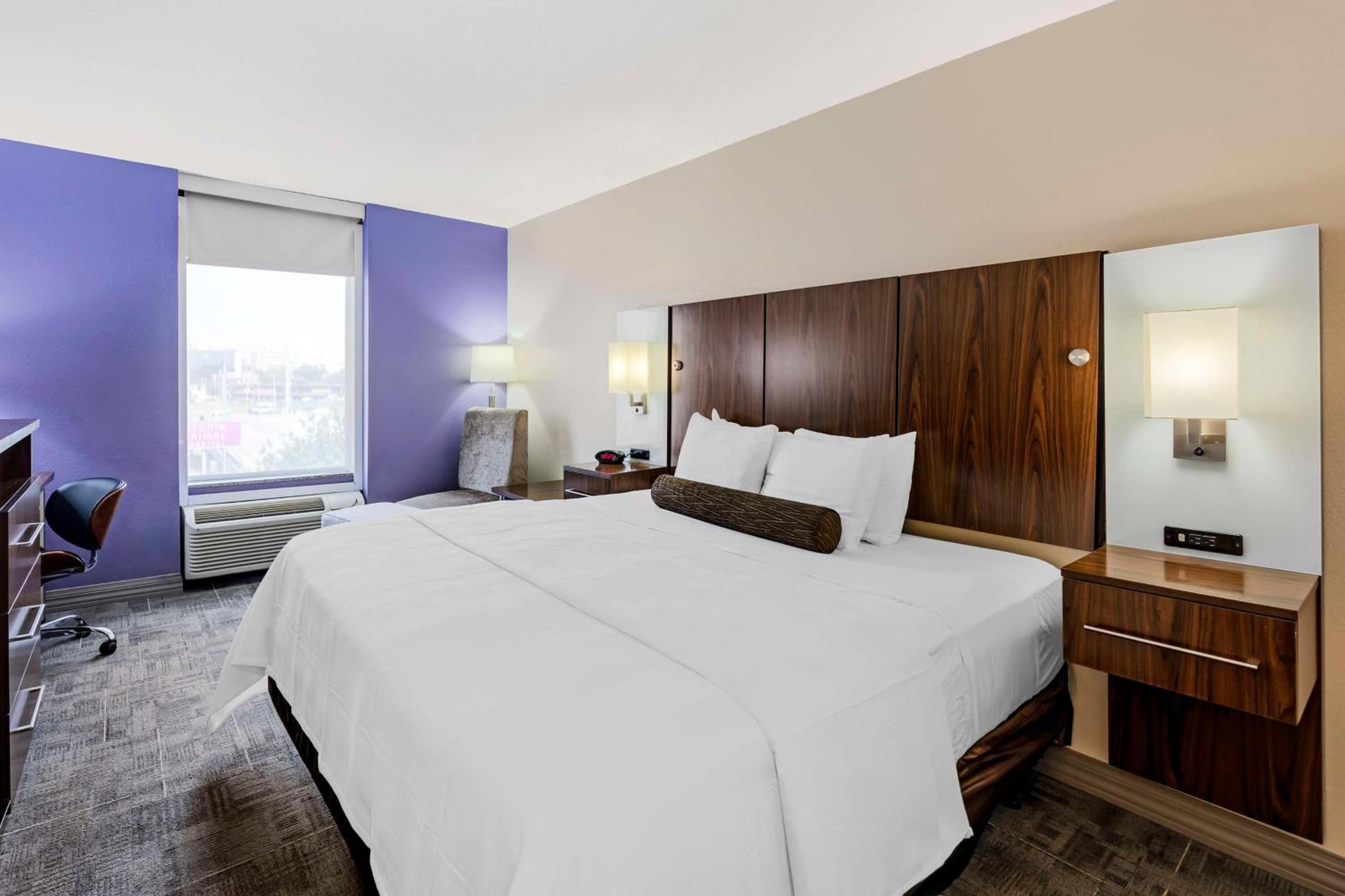King Room with Bath Tub - Disability Access/Non-Smoking  - Photo 1