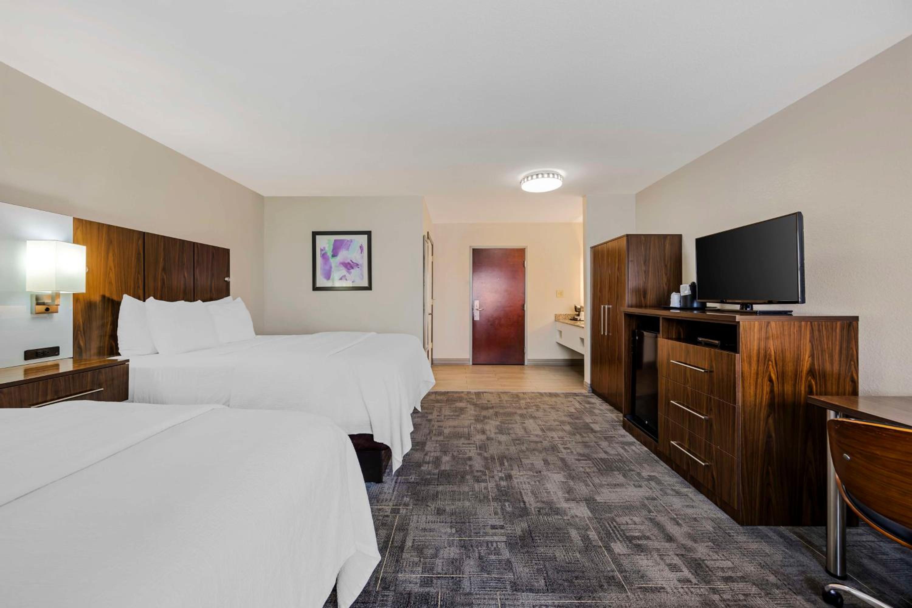 Queen Room with Two Queen Beds - Non-Smoking - Photo 3