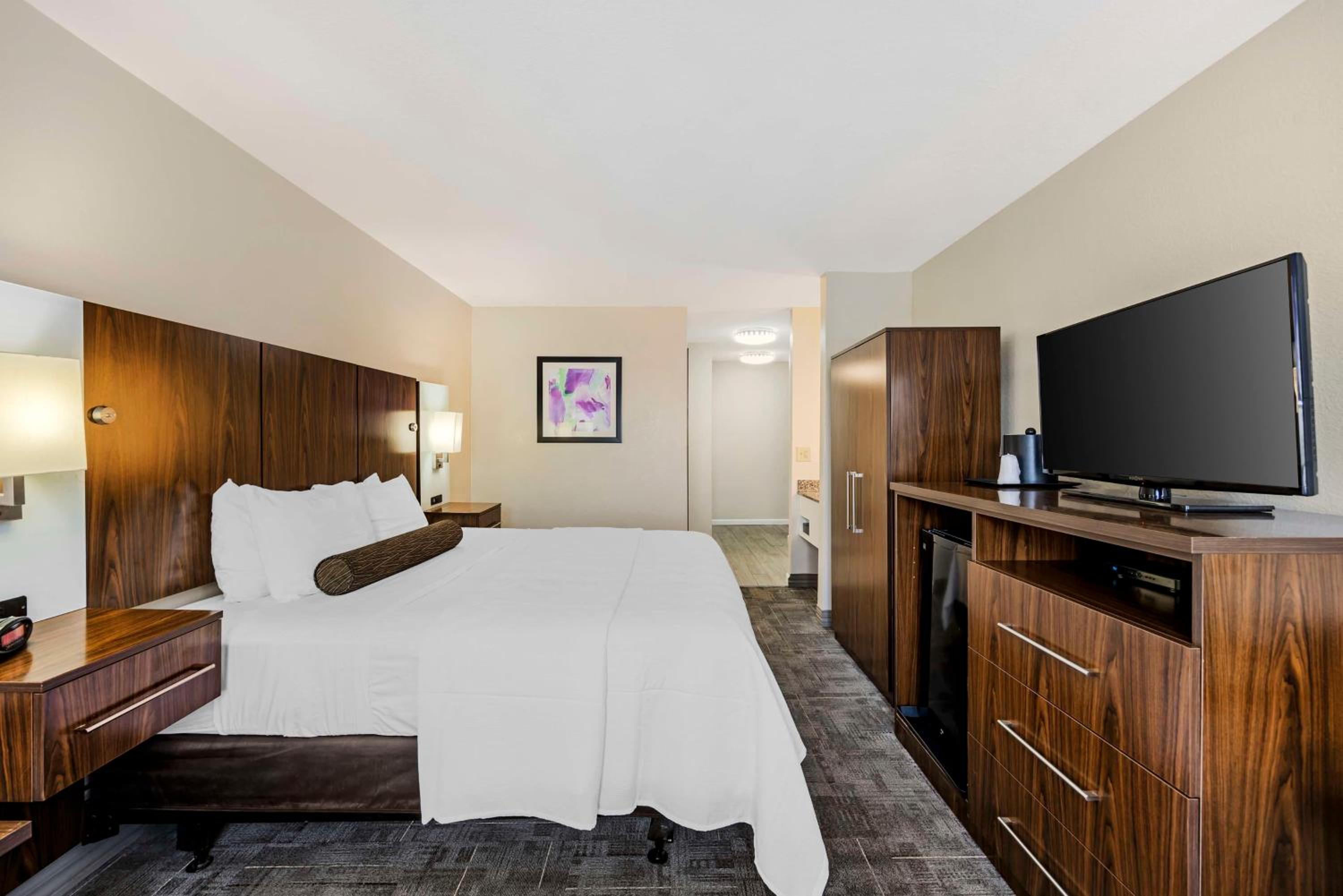King Room with Bath Tub - Disability Access/Non-Smoking  - Photo 2