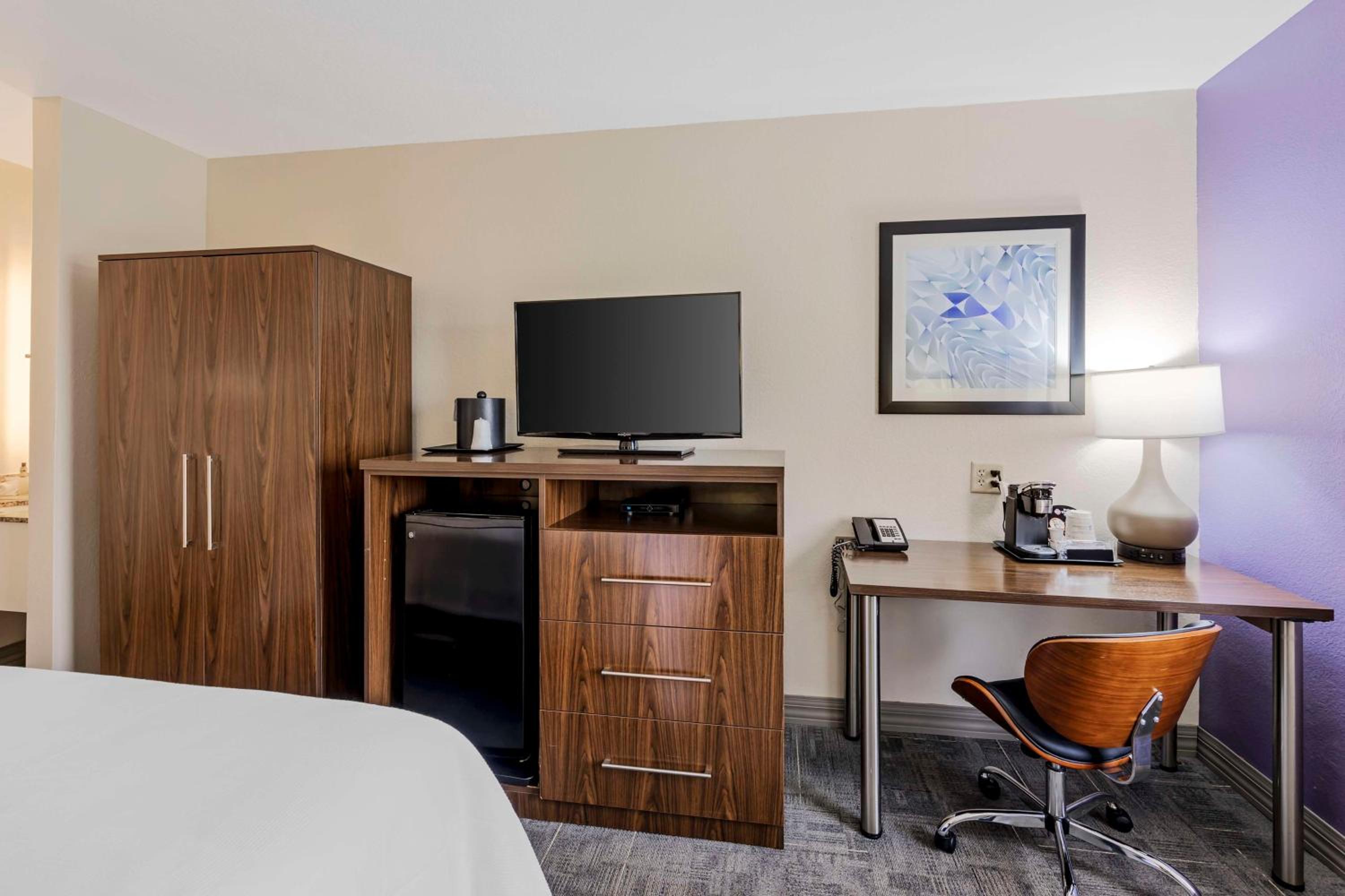 King Room with Bath Tub - Disability Access/Non-Smoking  - Photo 3