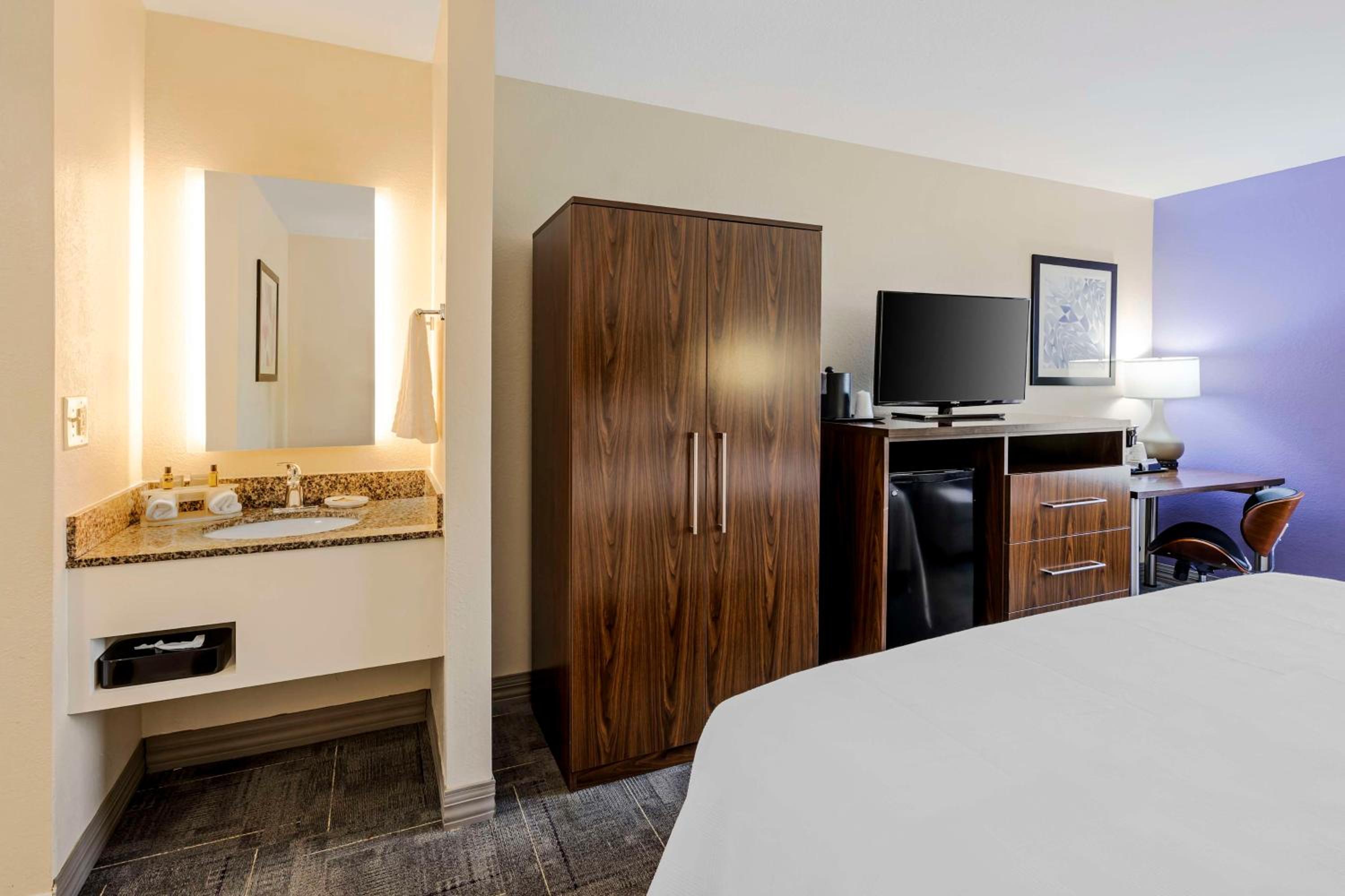 King Room with Bath Tub - Disability Access/Non-Smoking  - Photo 4