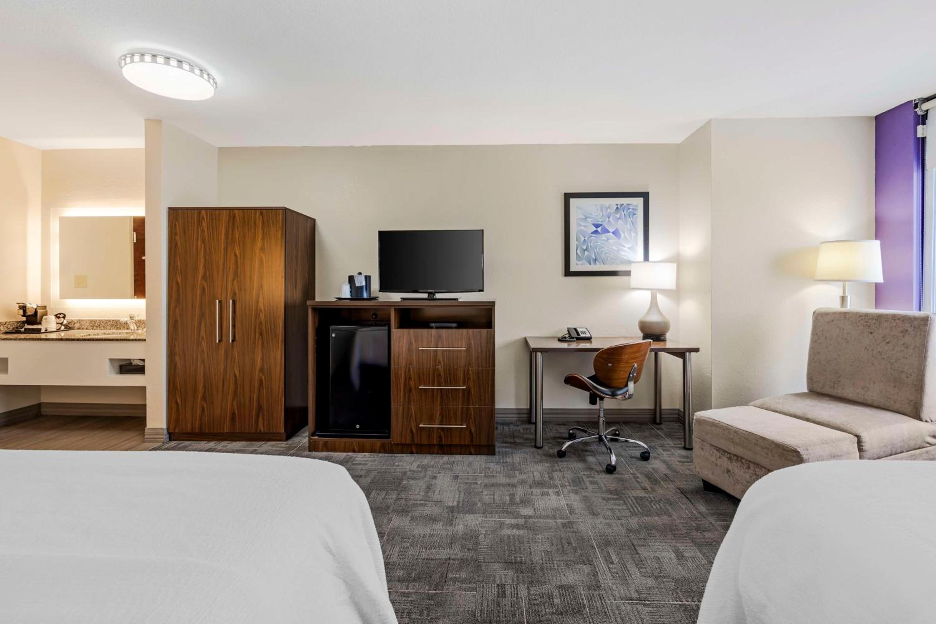 Queen Room with Two Queen Beds - Non-Smoking - Photo 4