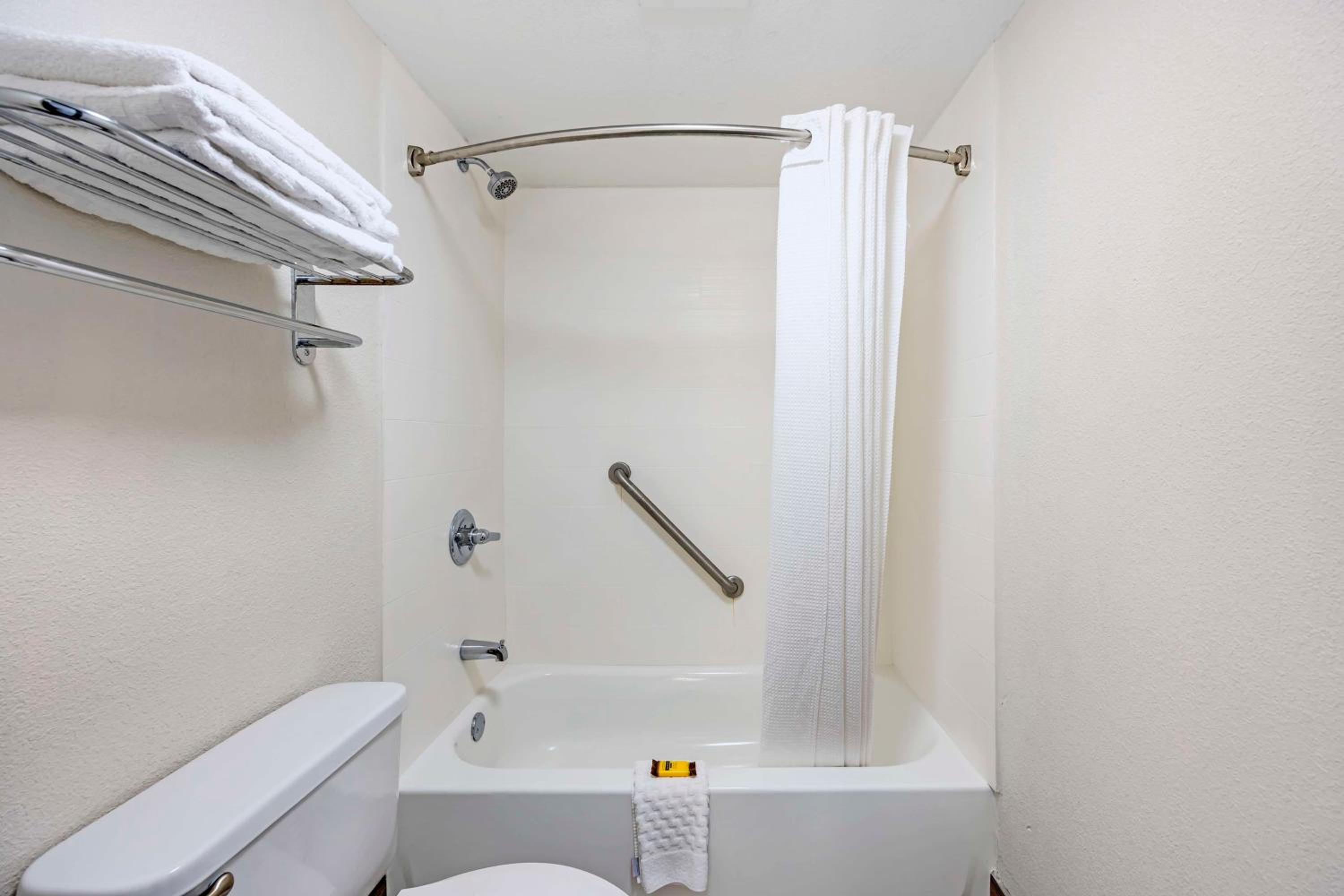Queen Room with Two Queen Beds - Non-Smoking - Photo 2