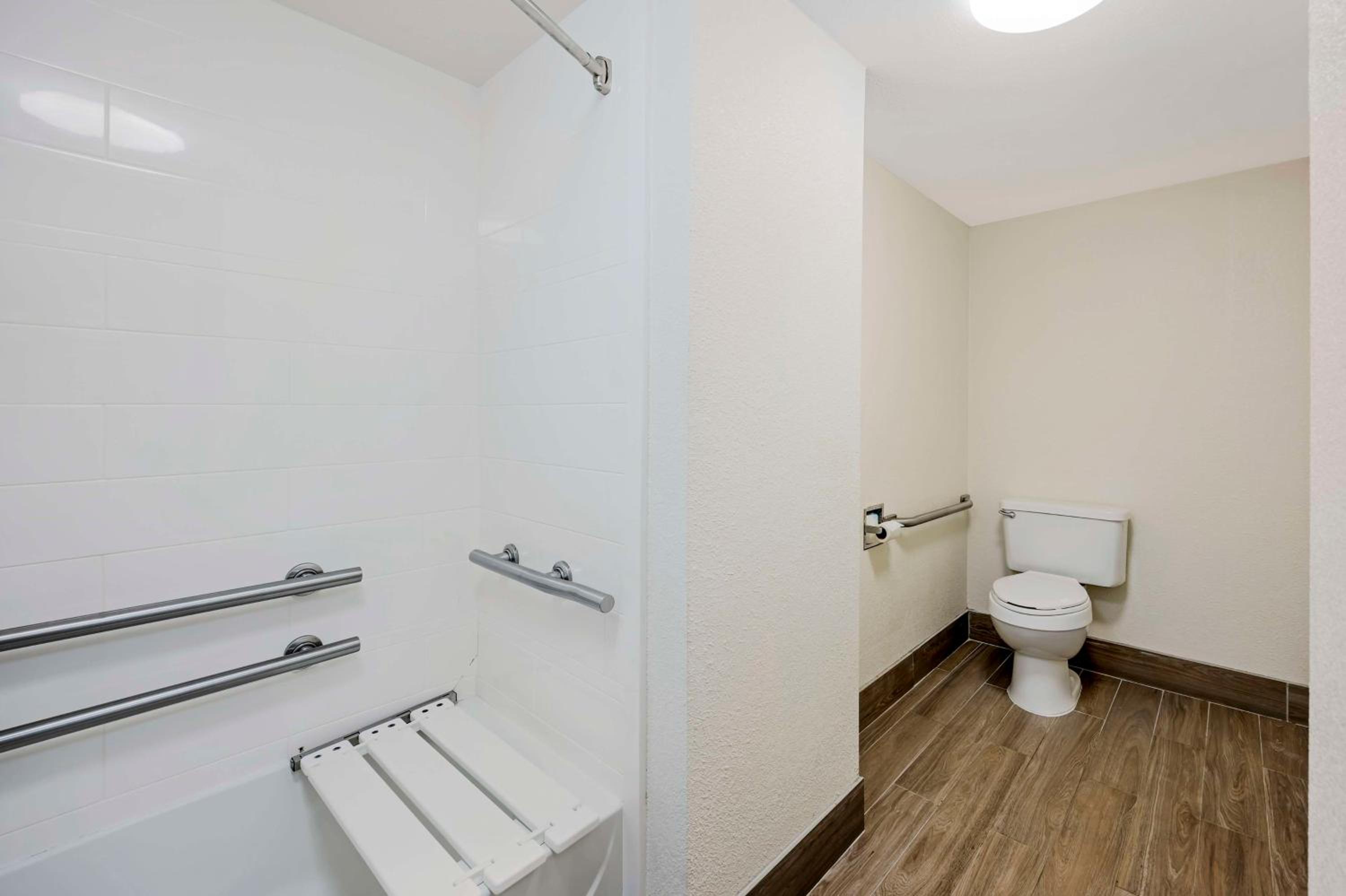 King Room with Bath Tub - Disability Access/Non-Smoking  - Photo 5
