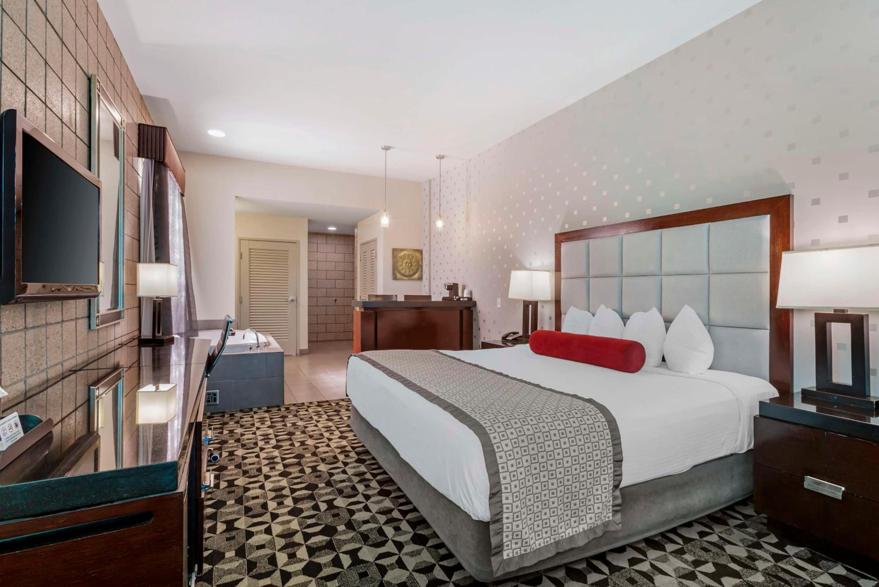 King Room with Spa Bath - Non Smoking - Photo 2
