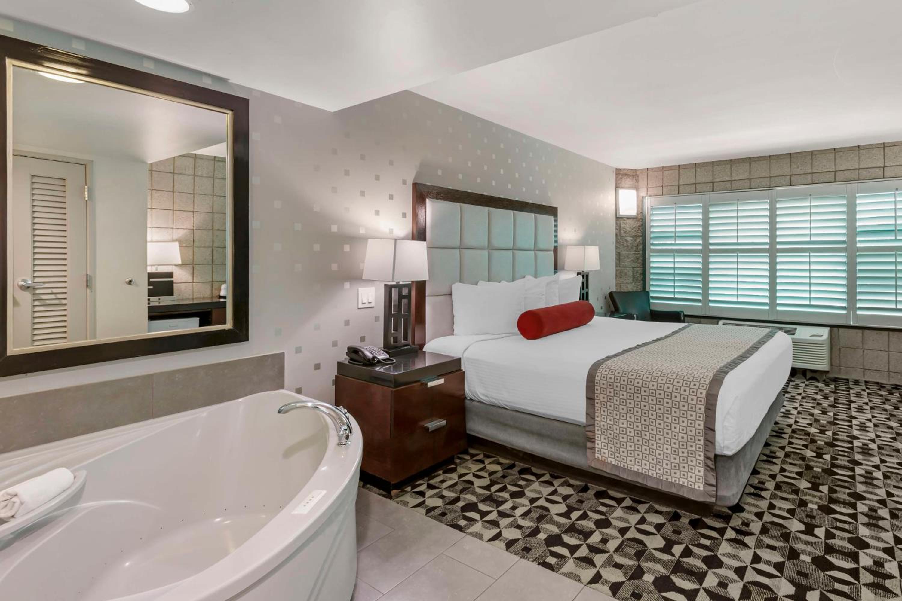 King Suite with Spa Bath, Living Room and Private Patio - Non-Smoking - Photo 1
