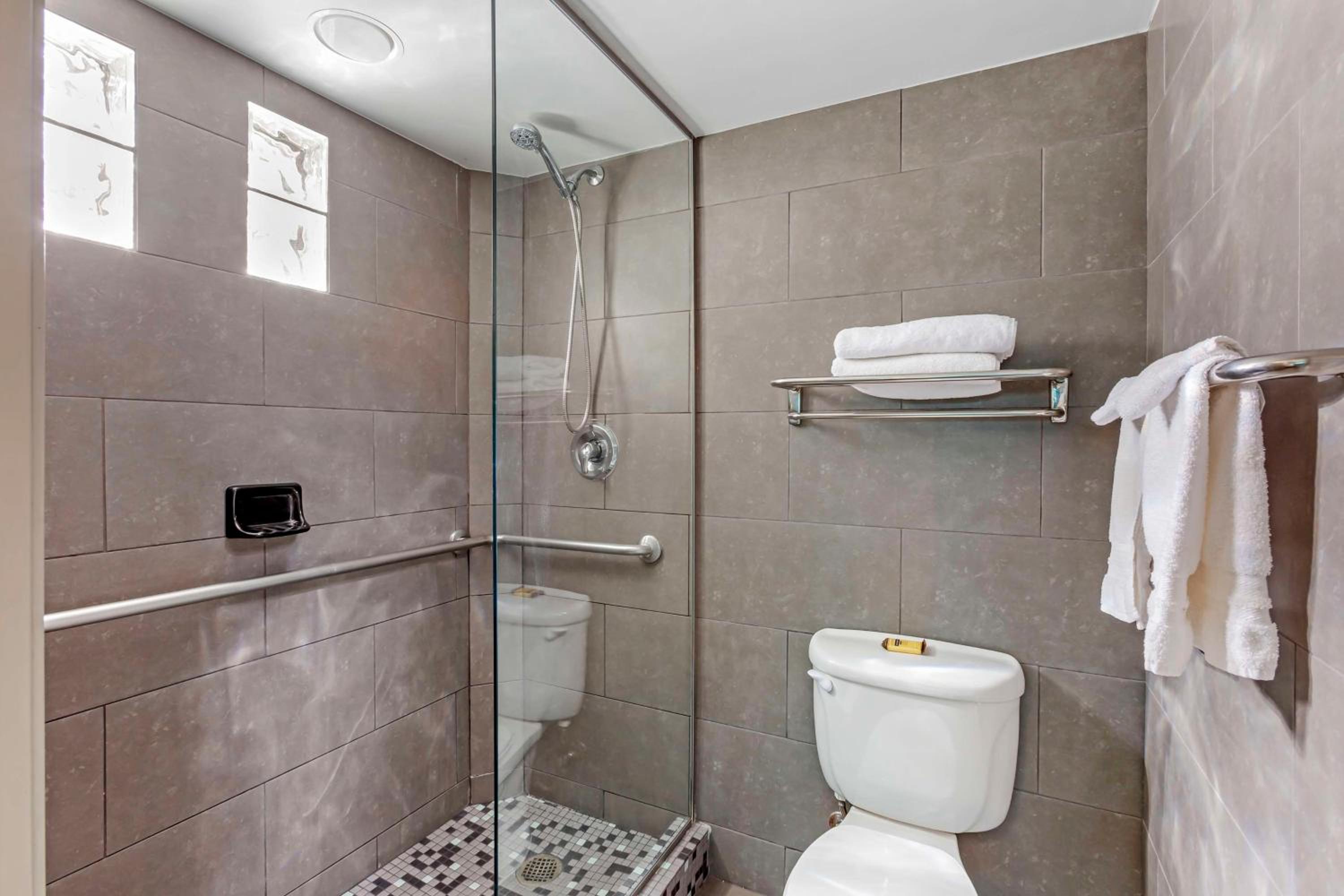 King Room with Spa Bath - Non Smoking - Photo 3