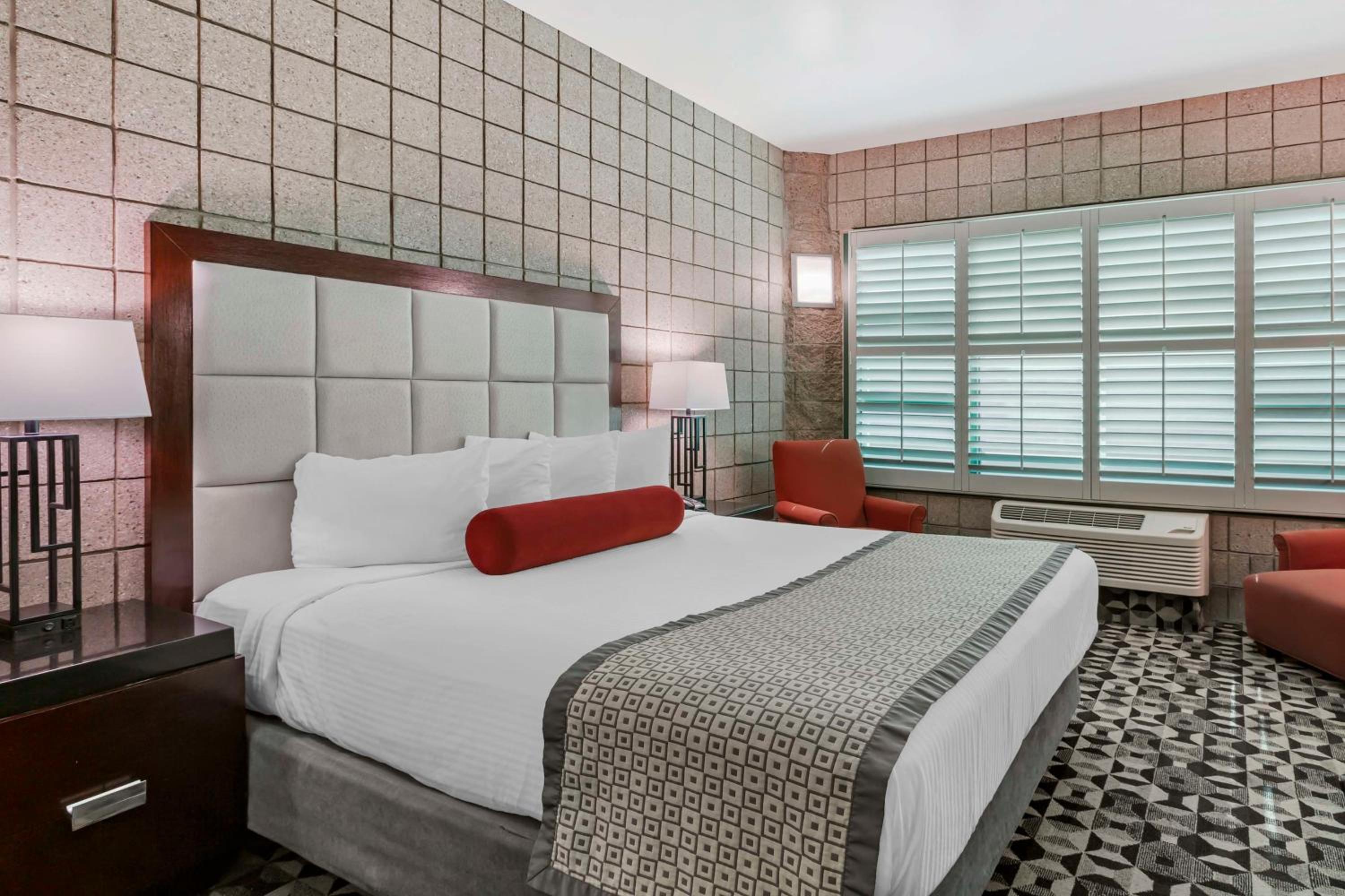 King Room with Roll-in Shower - Disability Access - Non-smoking at Best Western Plus Sundial in Scottsdale