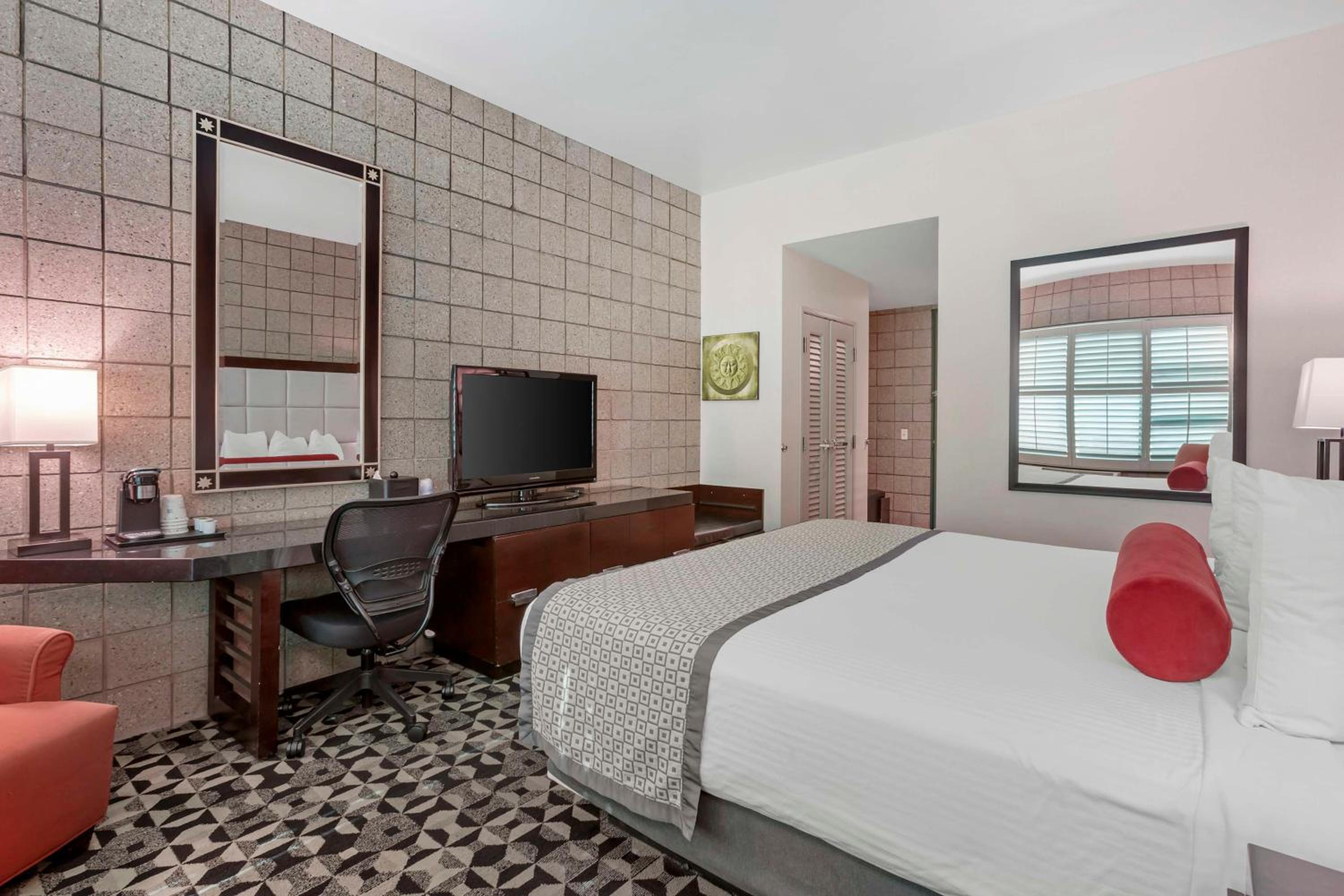 King Room with Roll-in Shower - Disability Access - Non-smoking - Photo 3