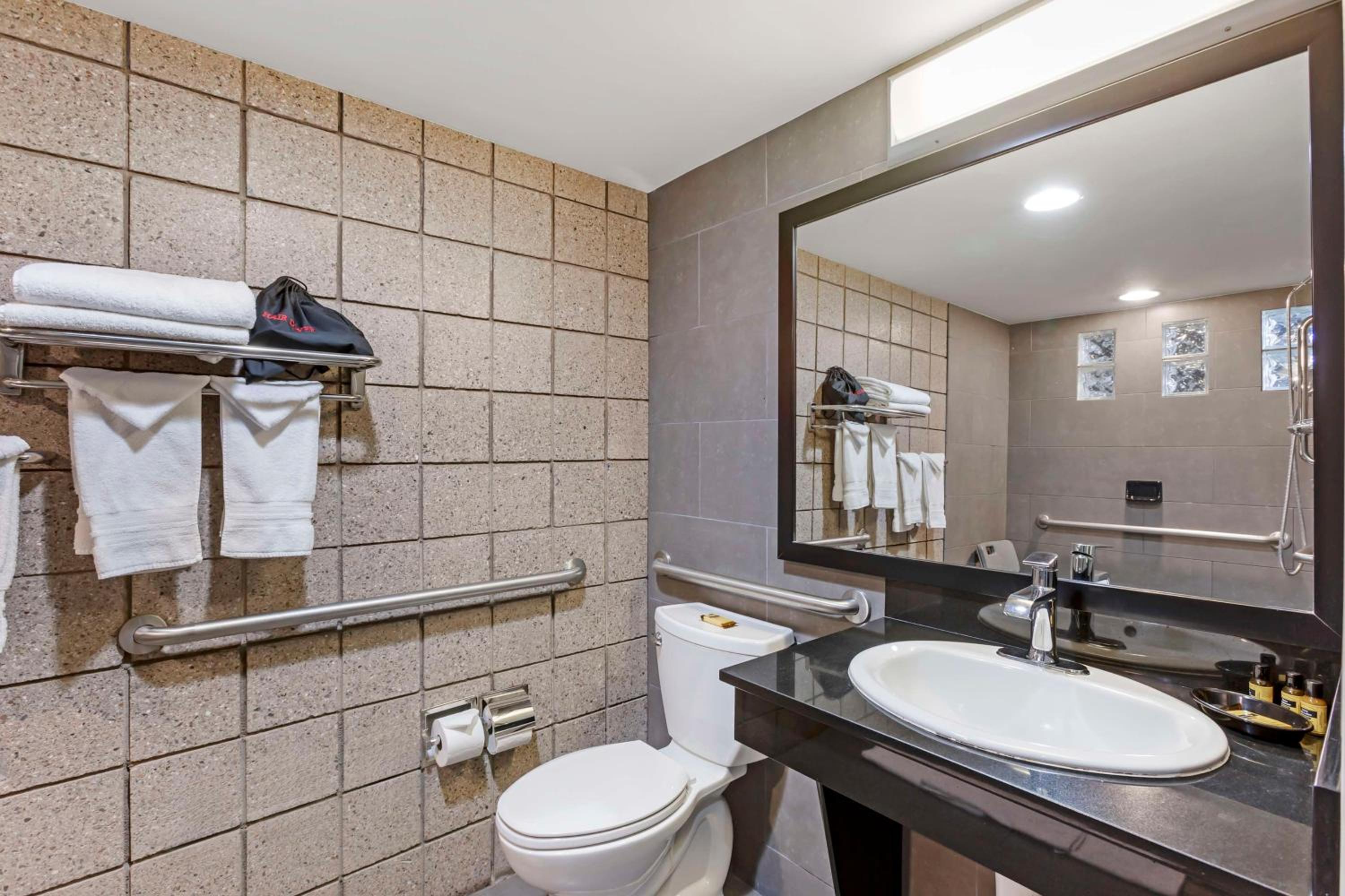 King Room with Roll-in Shower - Disability Access - Non-smoking - Photo 2