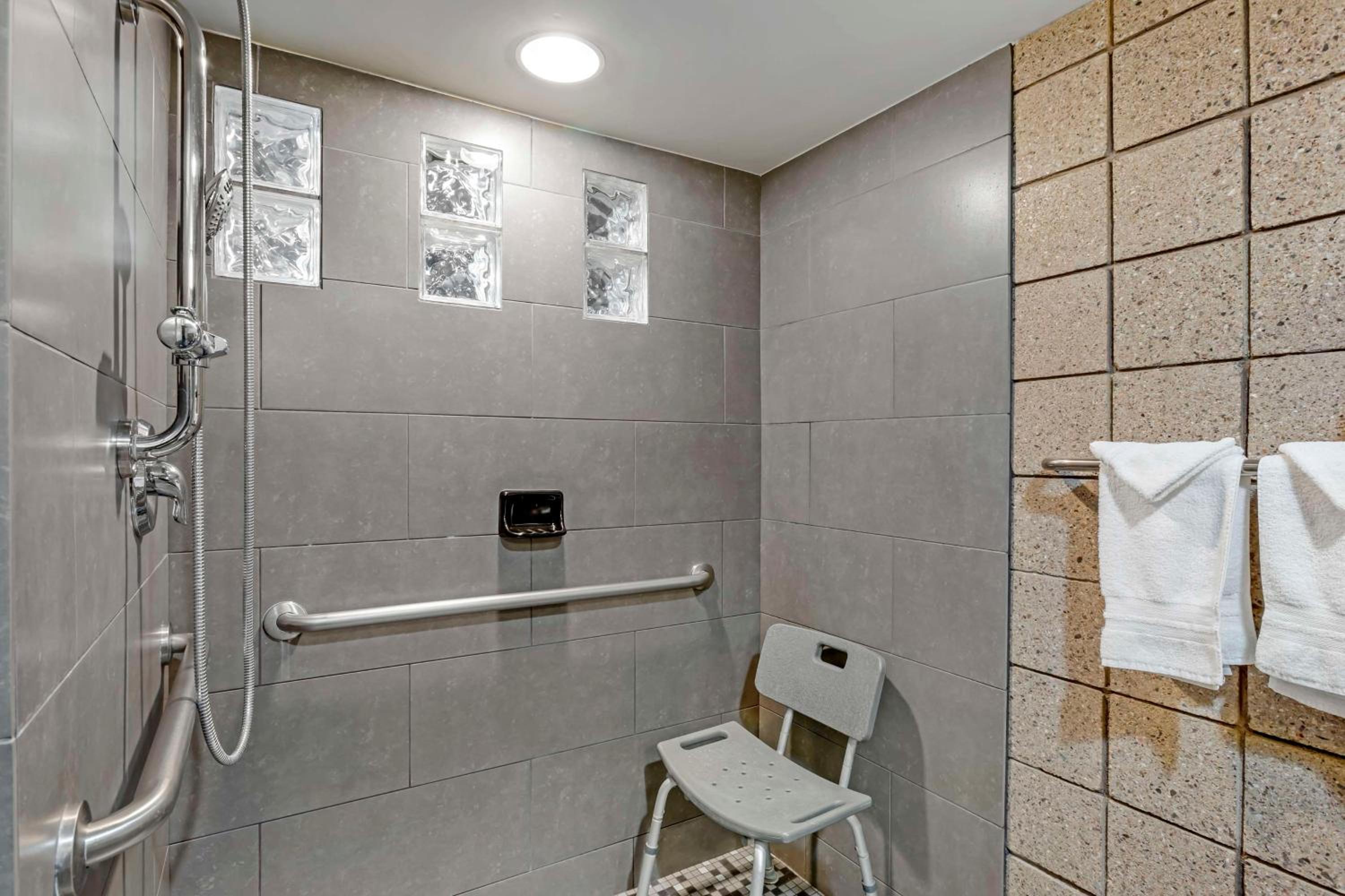 King Room with Roll-in Shower - Disability Access - Non-smoking - Photo 4