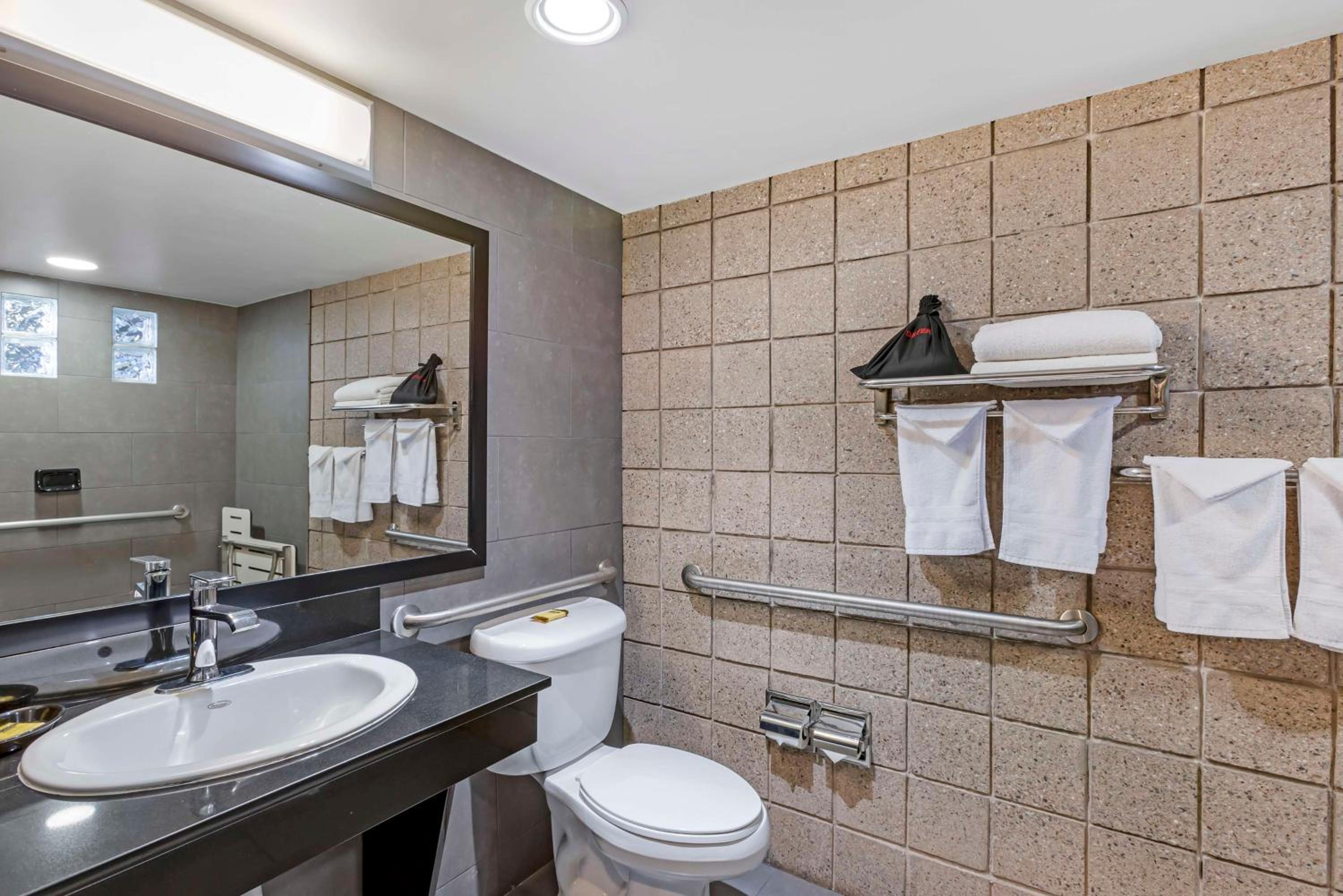 Queen Room with Spa Bath - Disability Access - Non-smoking - Photo 4