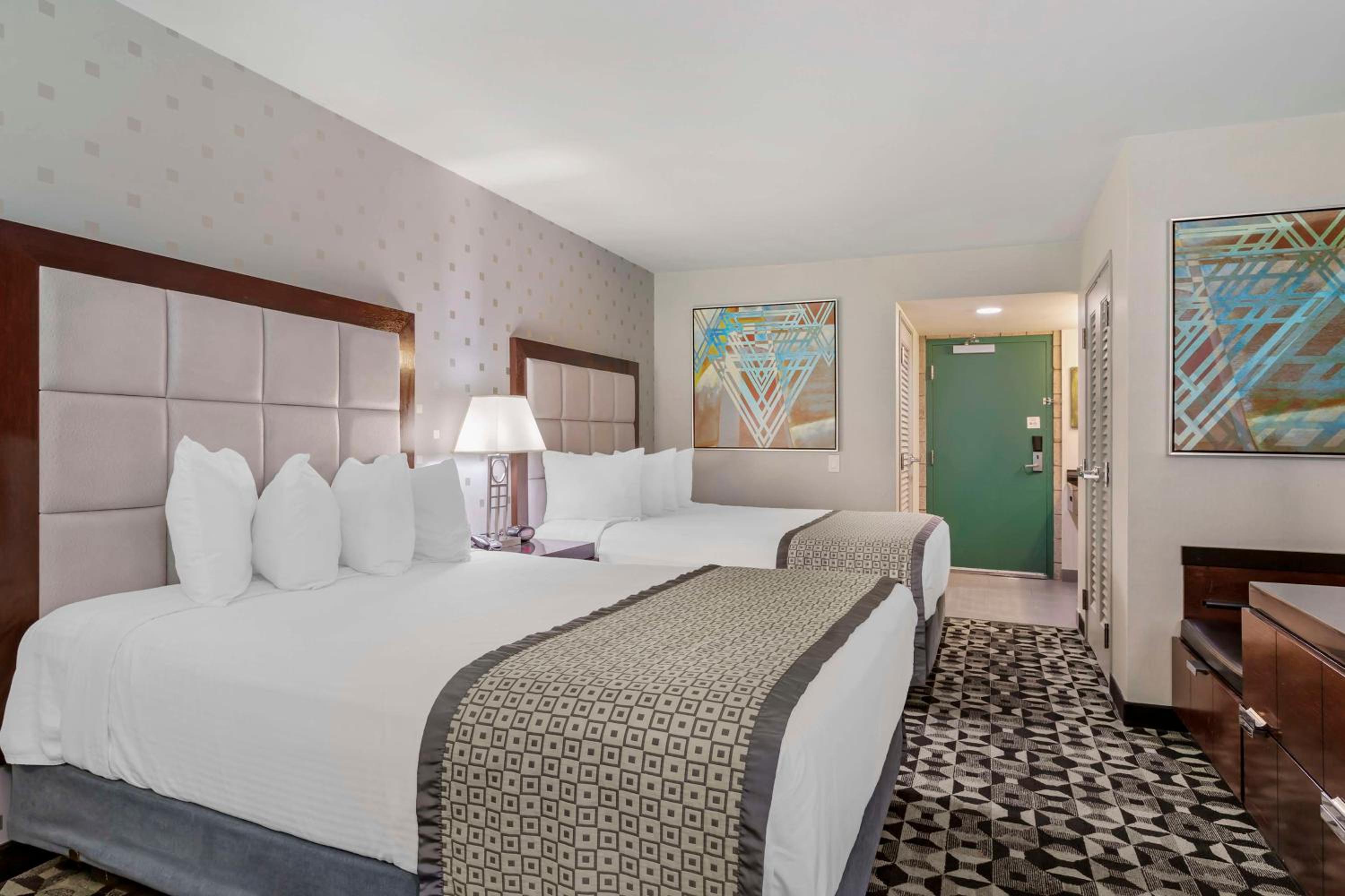 Queen Room with Two Queen Beds - Non-Smoking - Photo 3