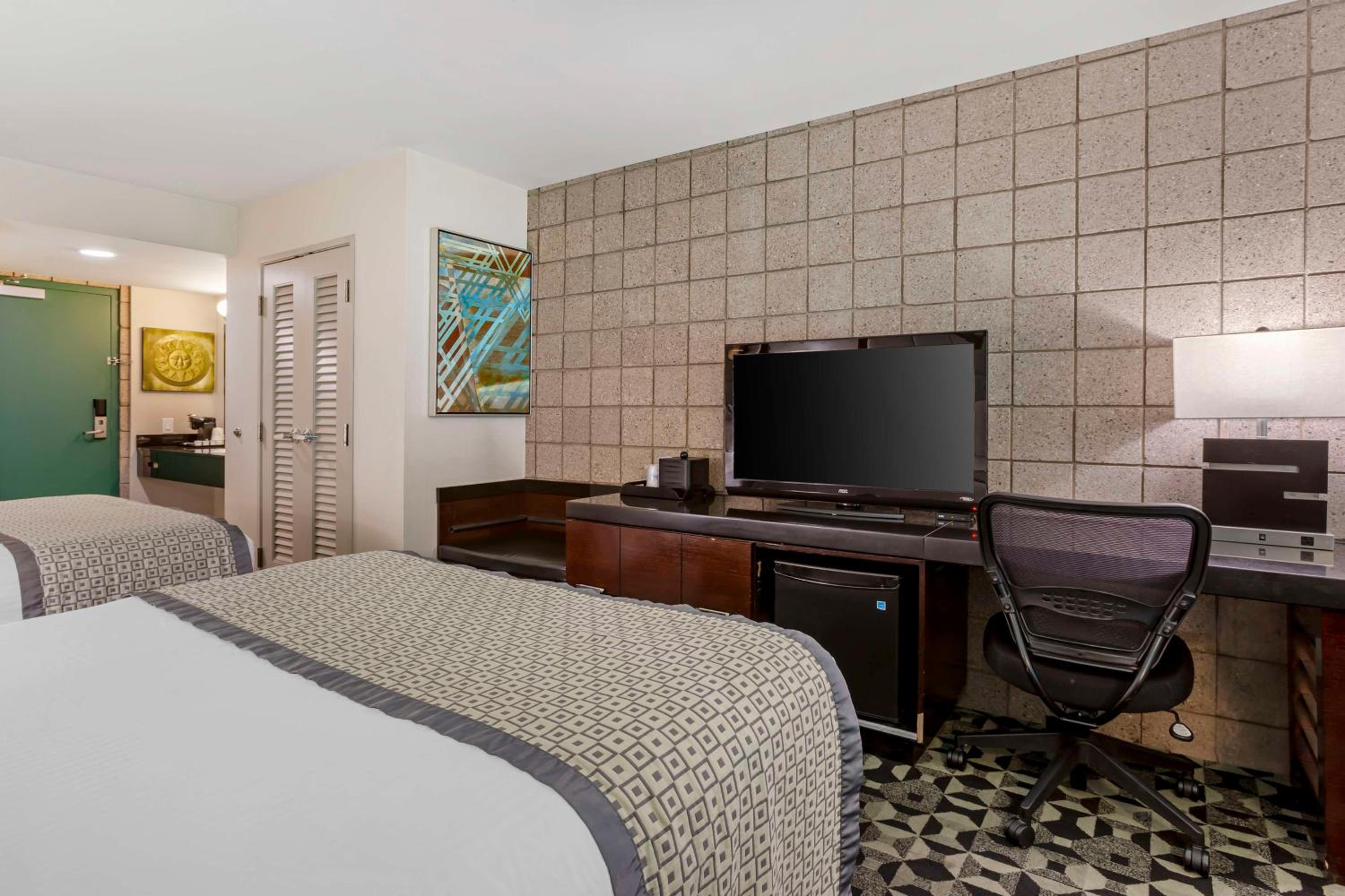 Queen Room with Two Queen Beds - Non-Smoking - Photo 2
