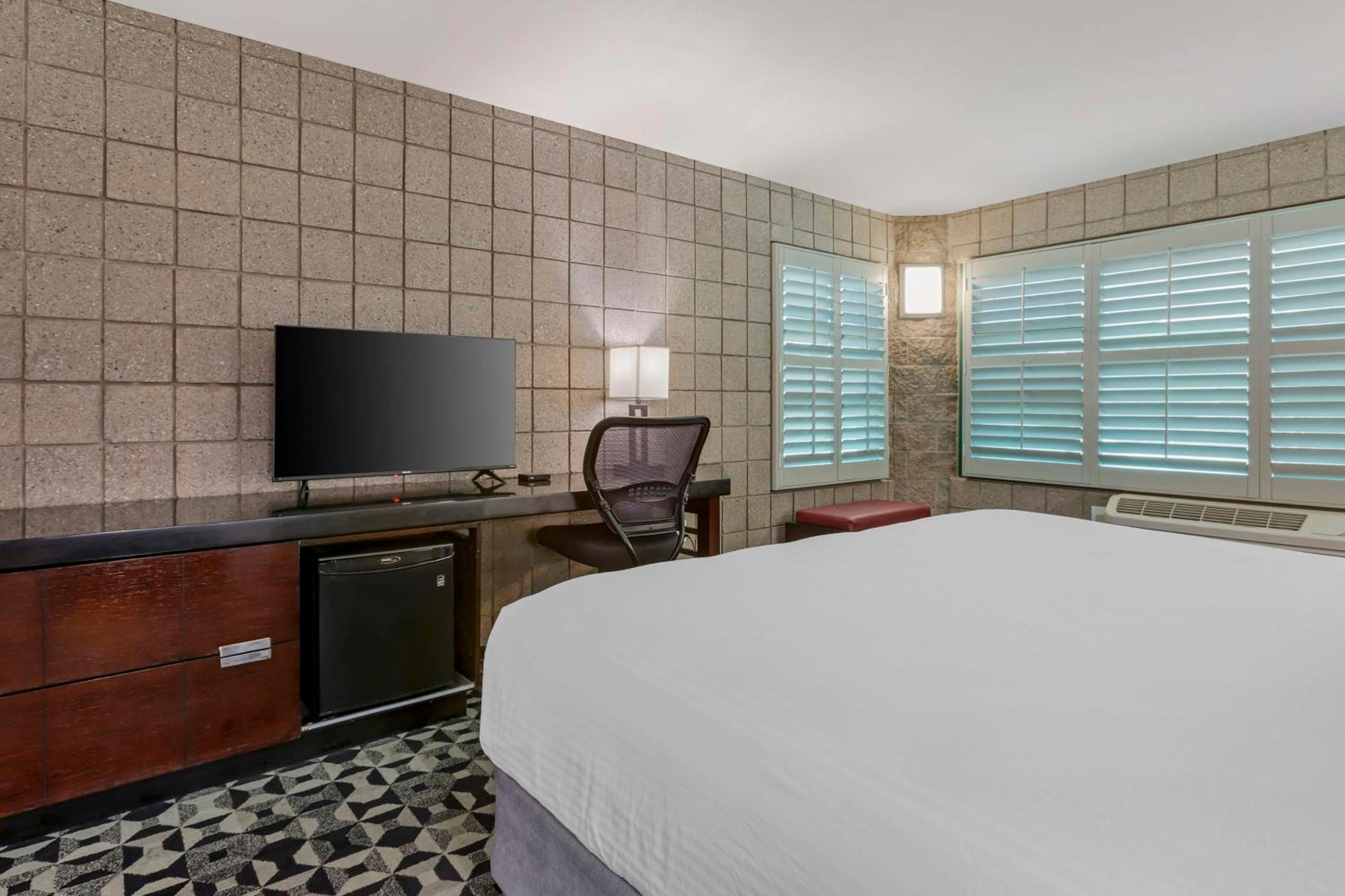 King Room - Non Smoking - Photo 3
