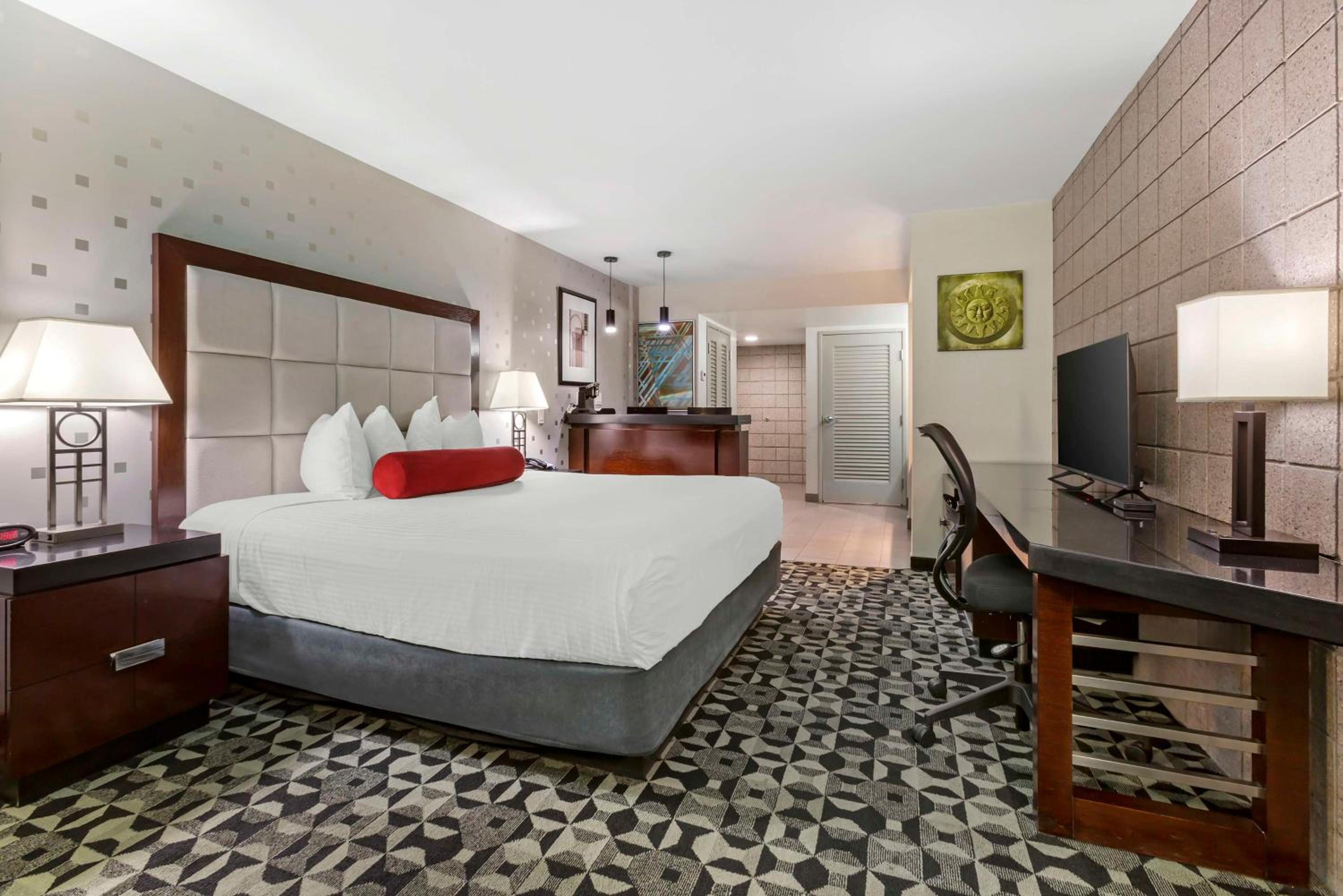 King Room - Non Smoking - Photo 4