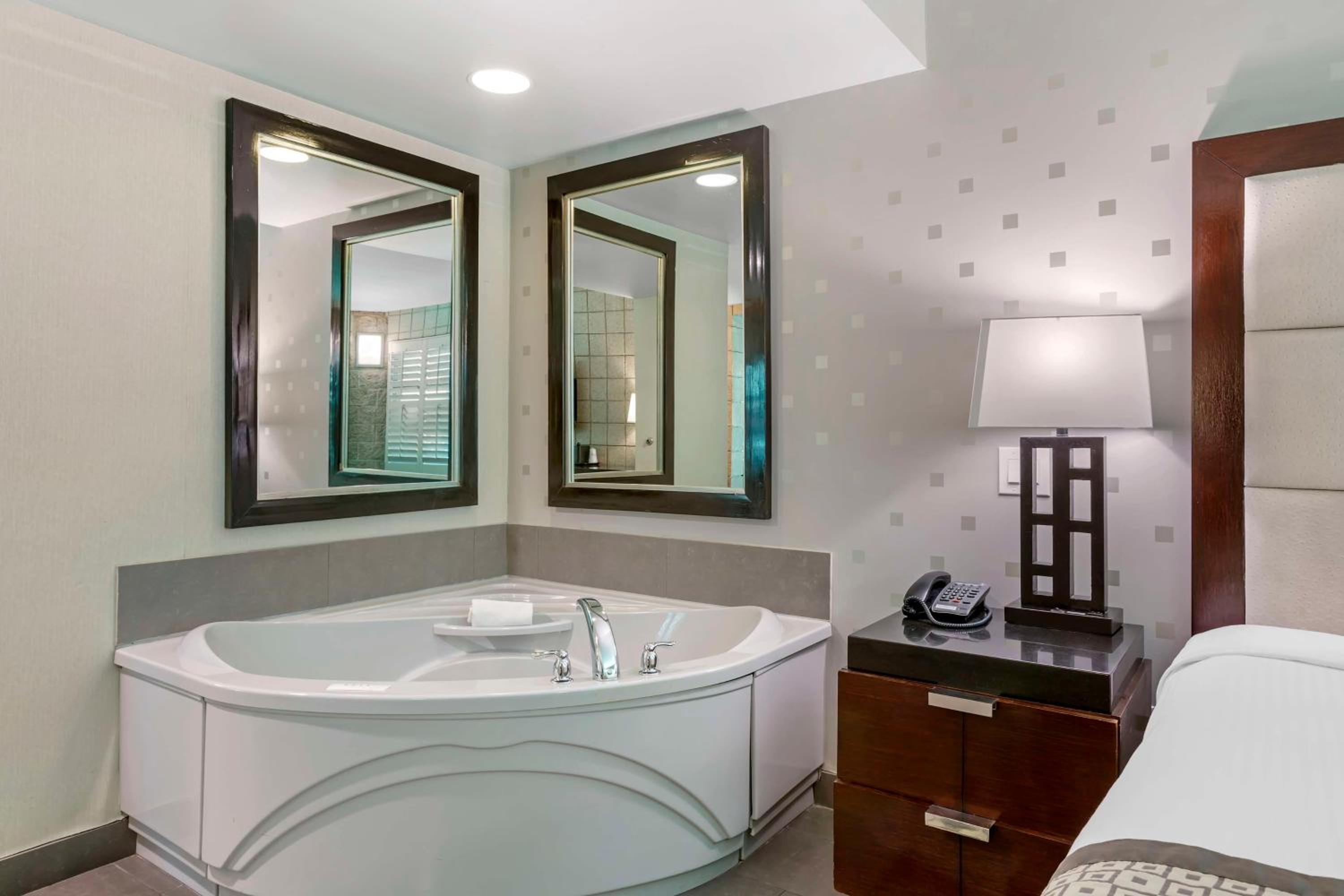 King Suite with Spa Bath, Living Room and Private Patio - Non-Smoking - Photo 6