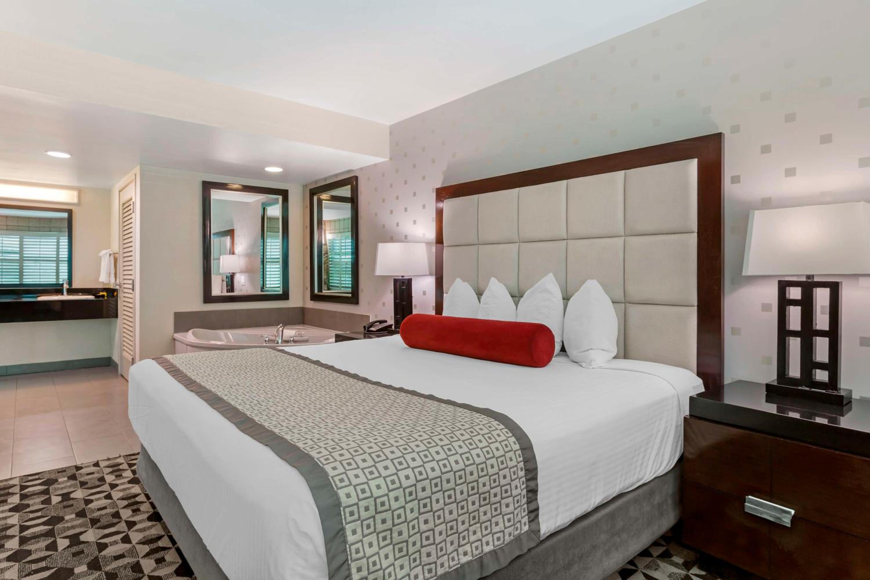 King Suite with Spa Bath, Living Room and Private Patio - Non-Smoking - Photo 4