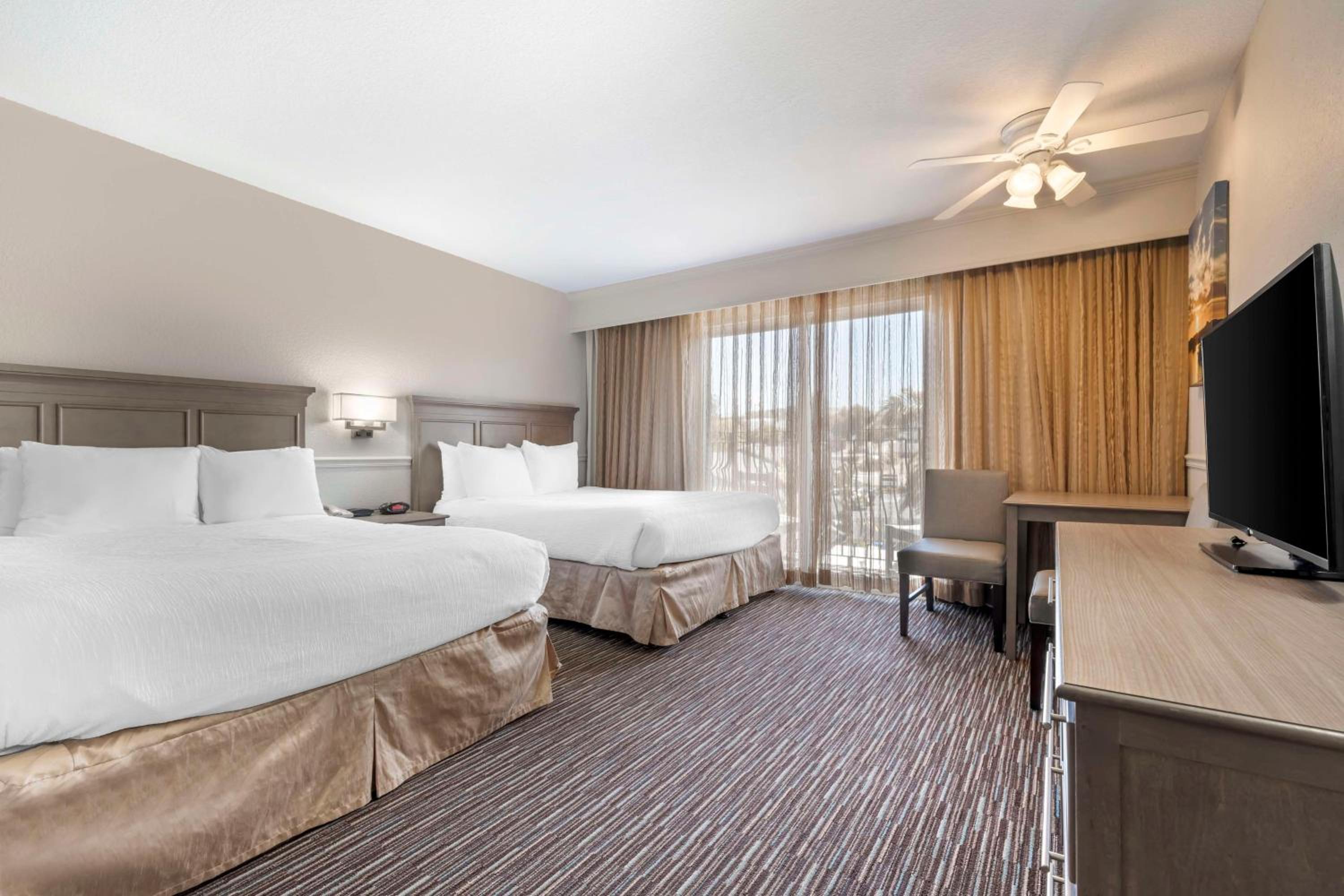 Queen Room with Two Queen Beds - Non-Smoking - Photo 6
