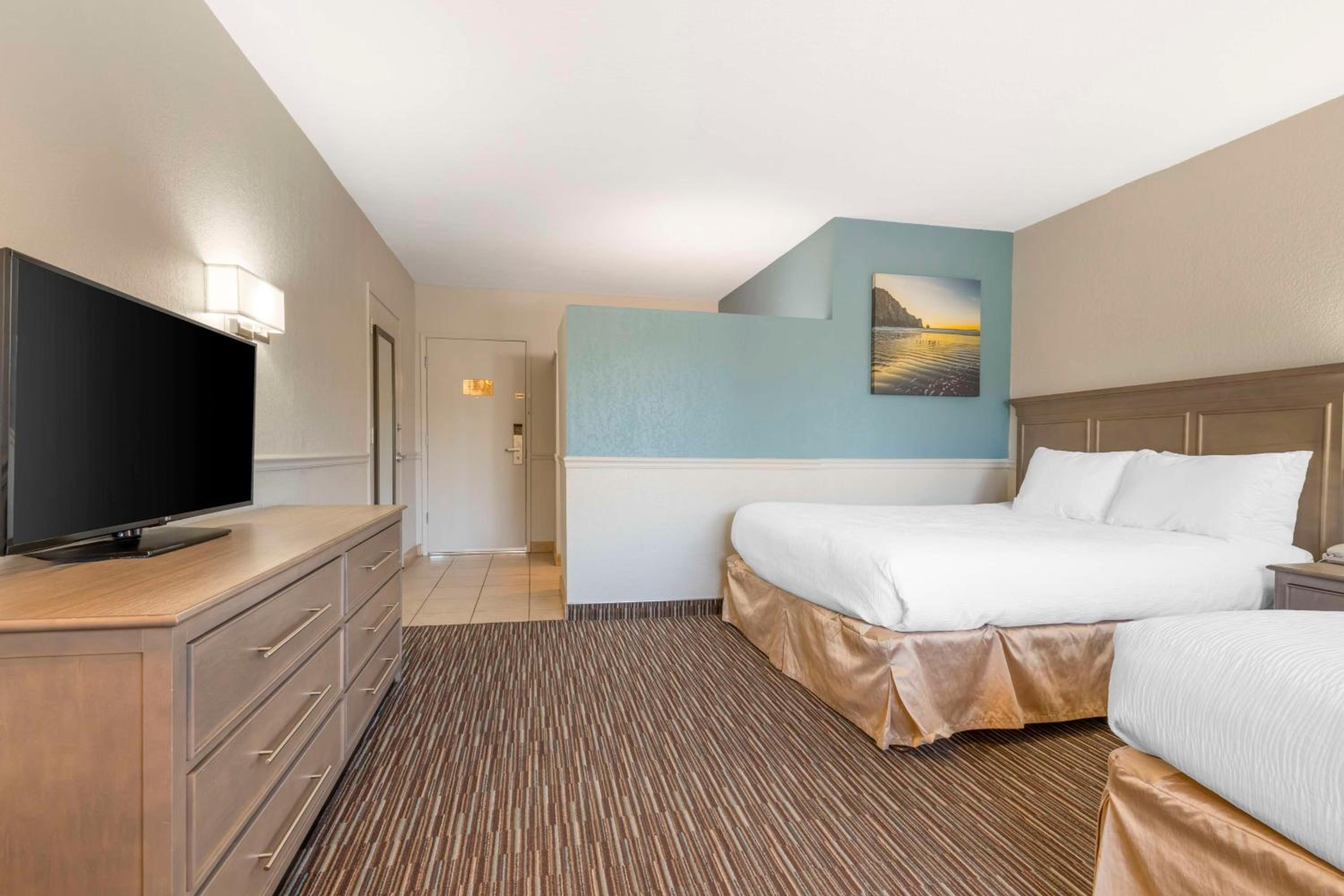 Queen Room with Two Queen Beds - Non-Smoking - Photo 7