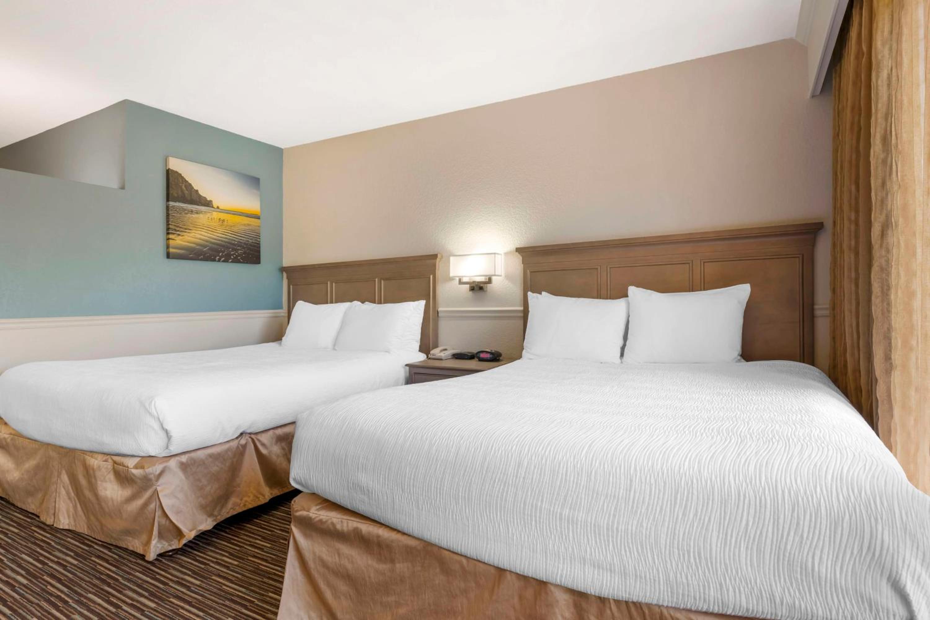 Queen Room with Two Queen Beds - Non-Smoking - Photo 4