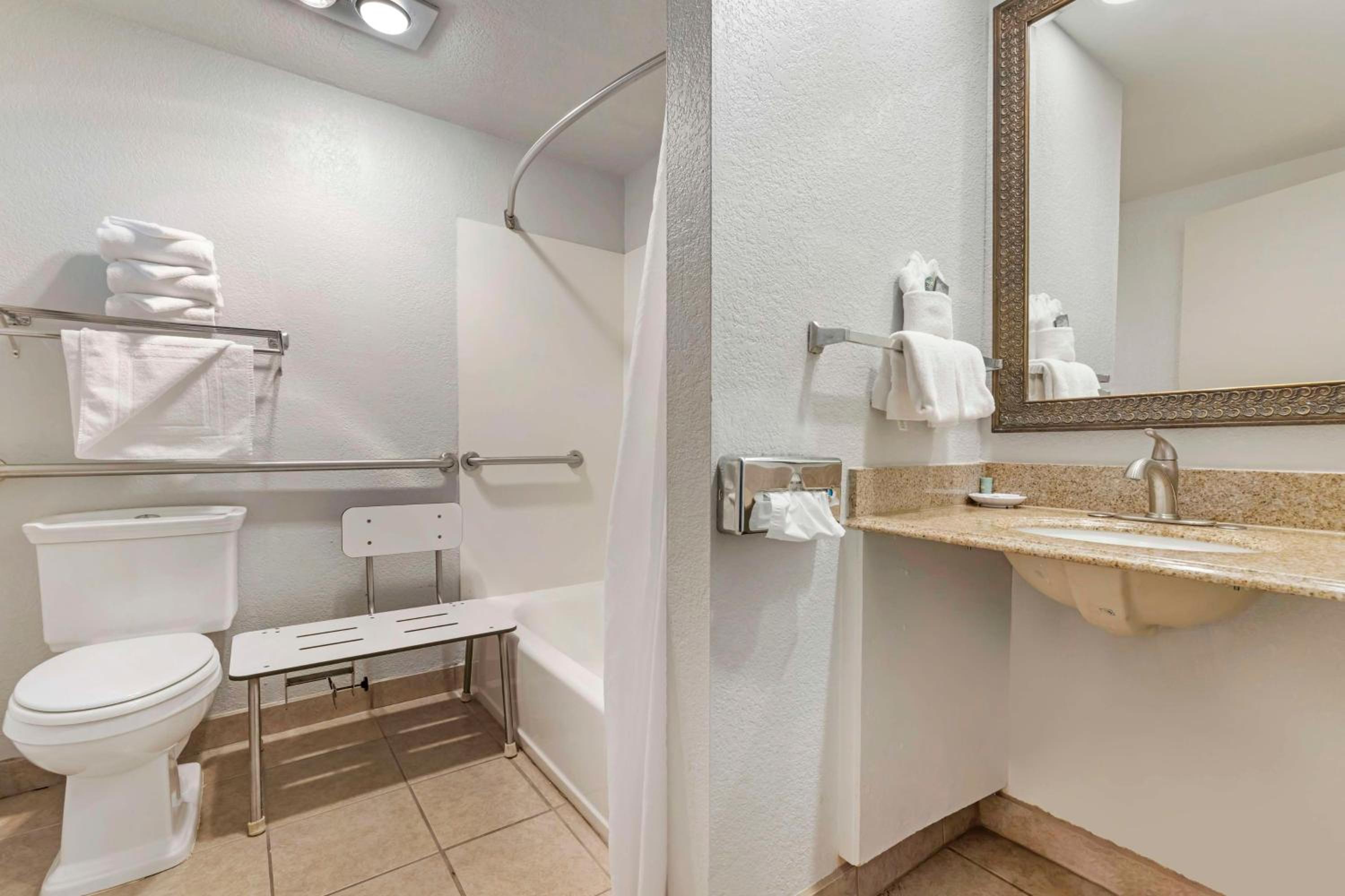 King Room with Bath Tub - Disability Access/Non-Smoking  - Photo 5