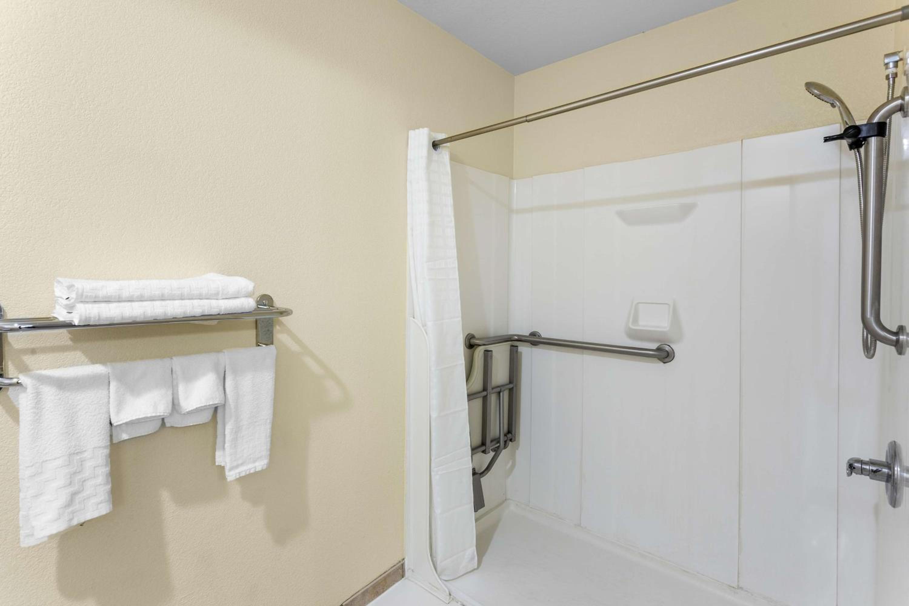 King Room with Roll-in Shower - Disability Access/Non-Smoking - Photo 4