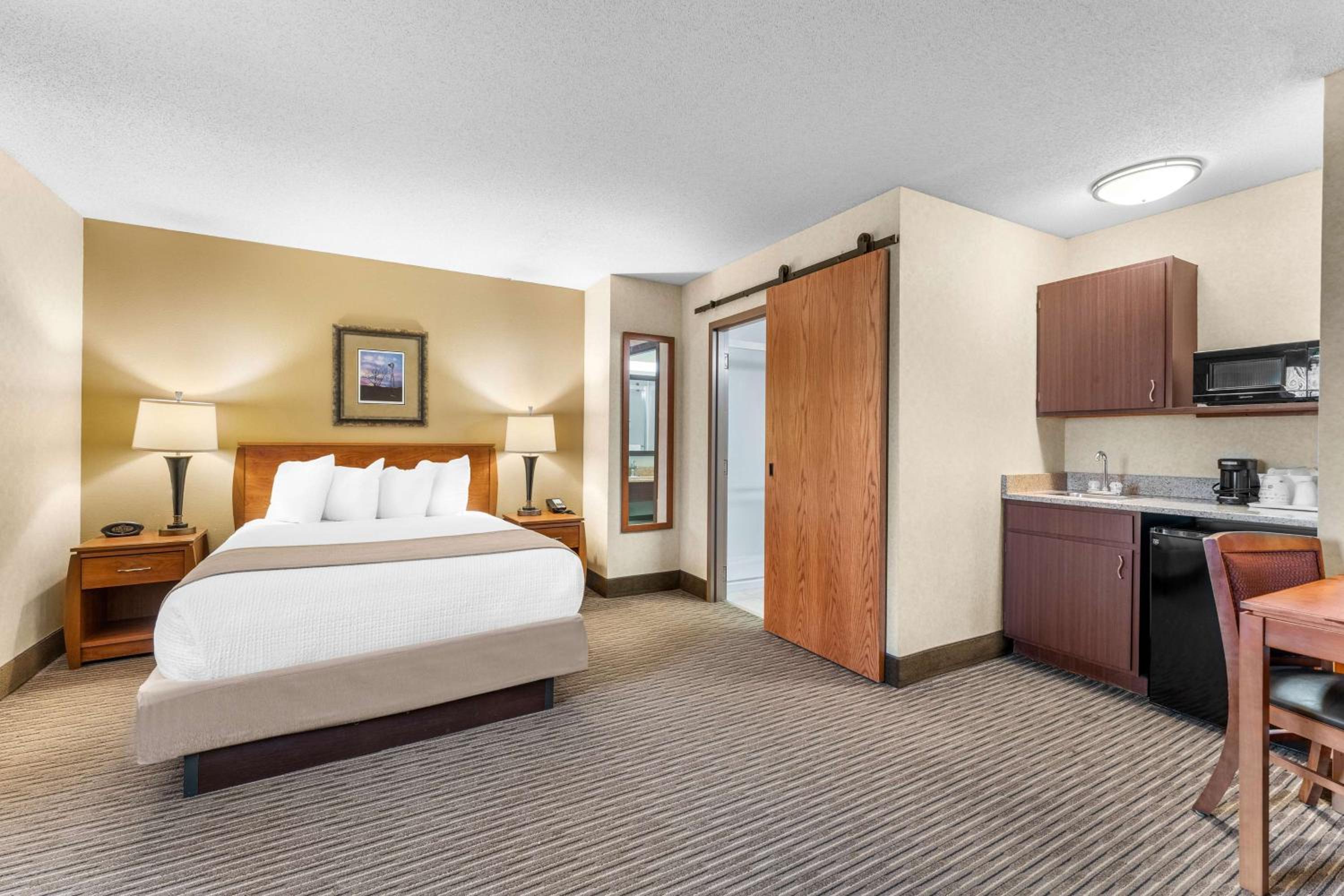 Queen Suite with Sofa Bed and Kitchenette - Non-Smoking - Photo 1
