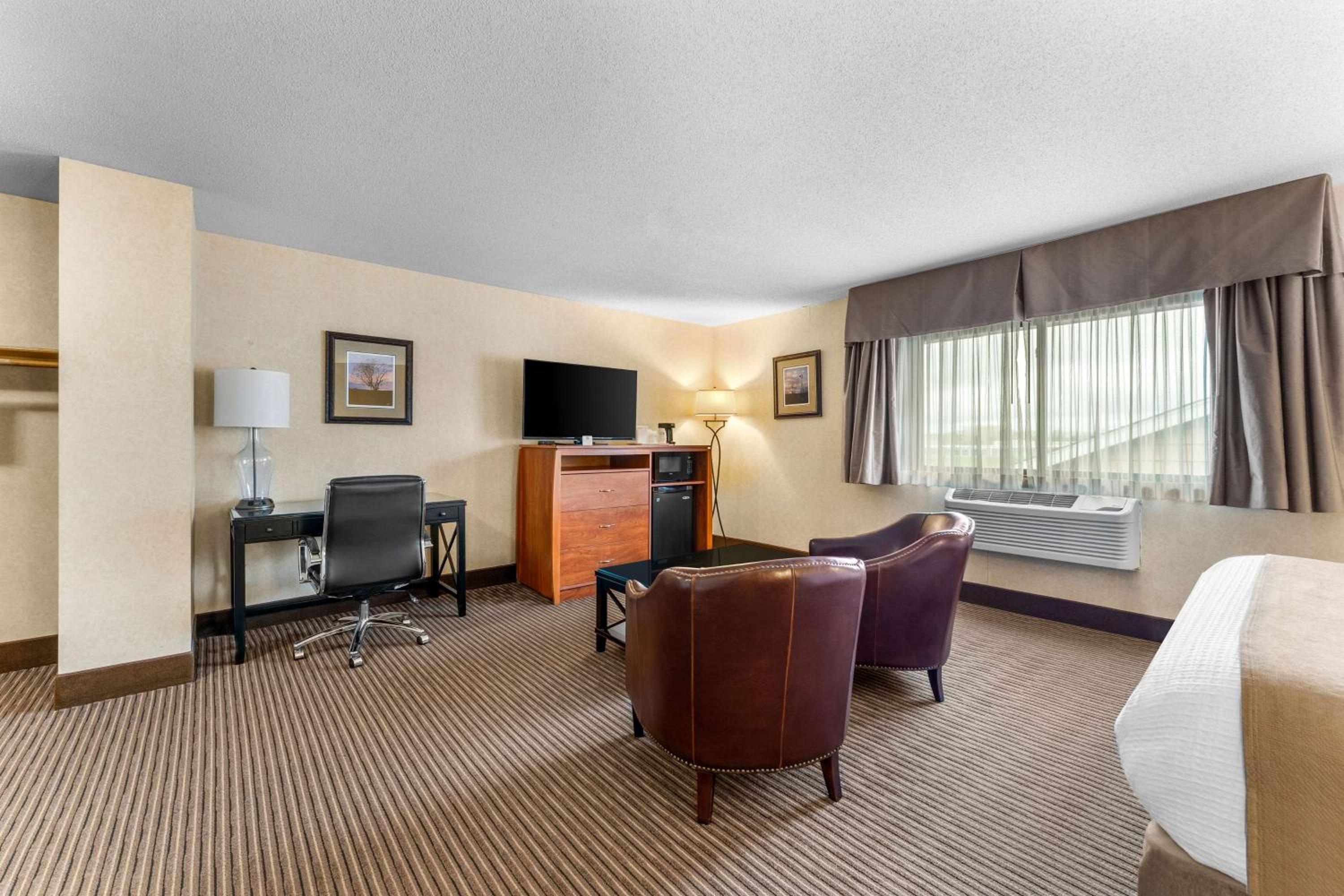 King Suite - Non-Smoking - Photo 2
