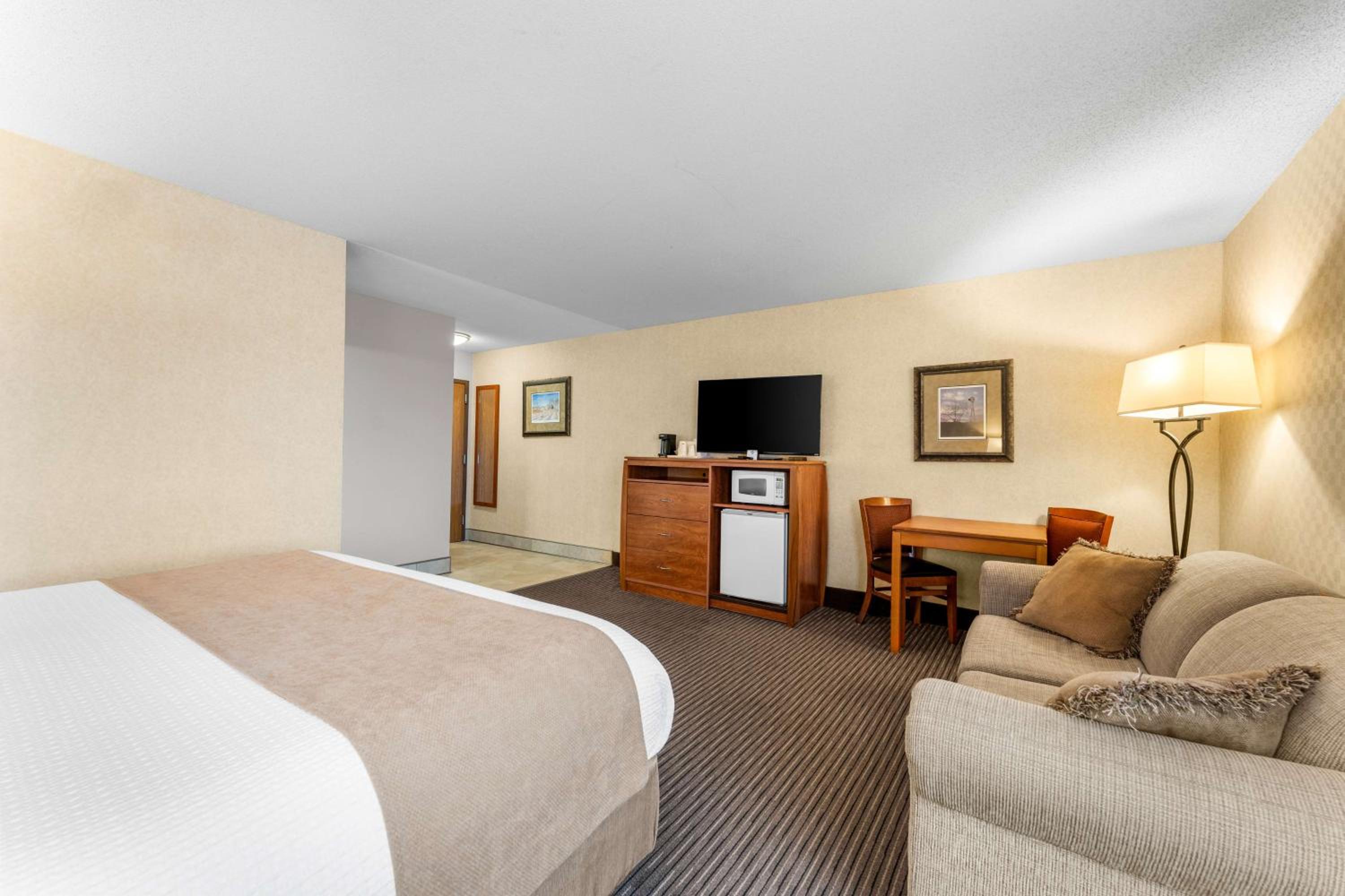 King Suite with Sofa Bed and Walk-In Shower - Non-Smoking - Photo 3