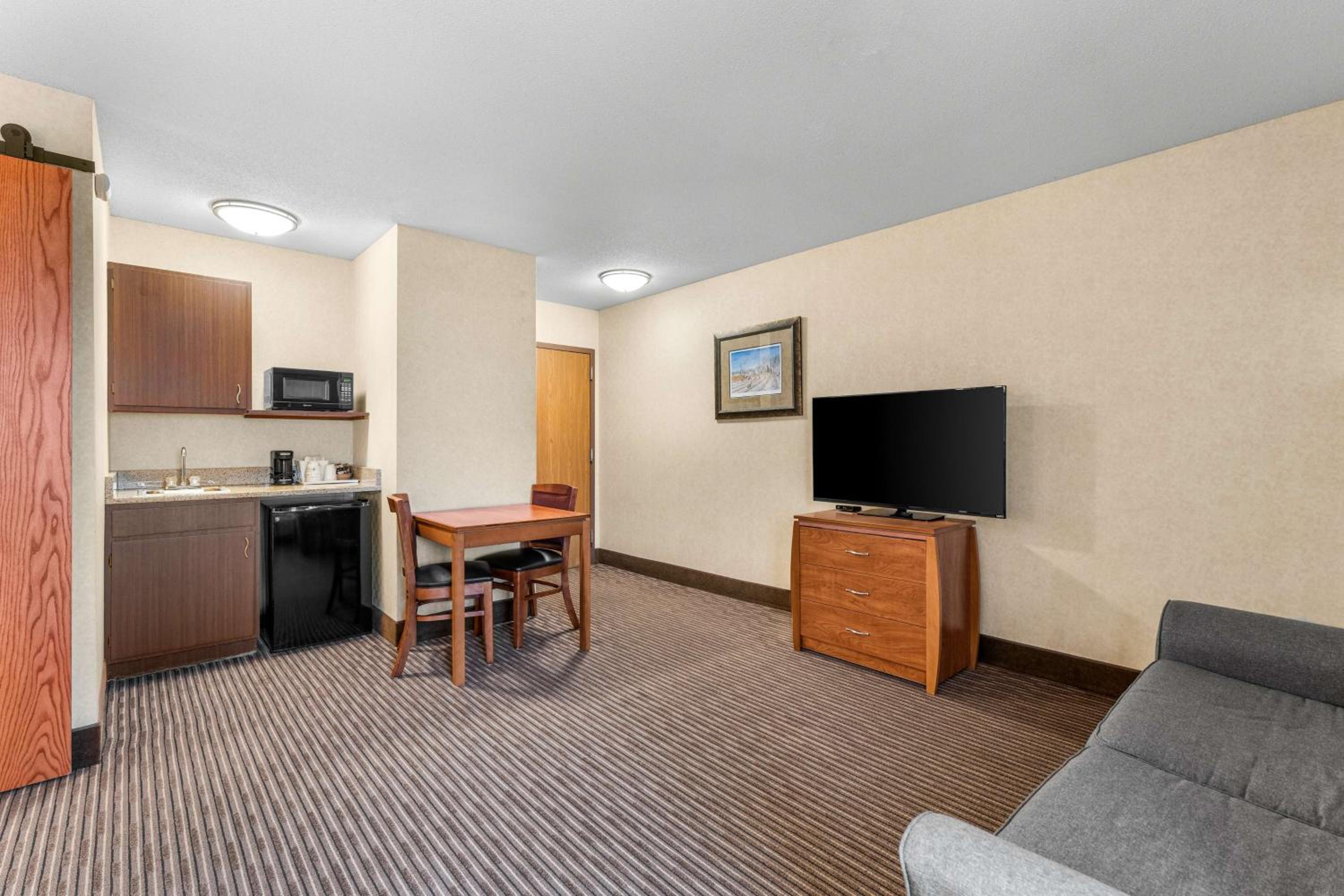 Queen Suite with Sofa Bed and Kitchenette - Non-Smoking - Photo 2